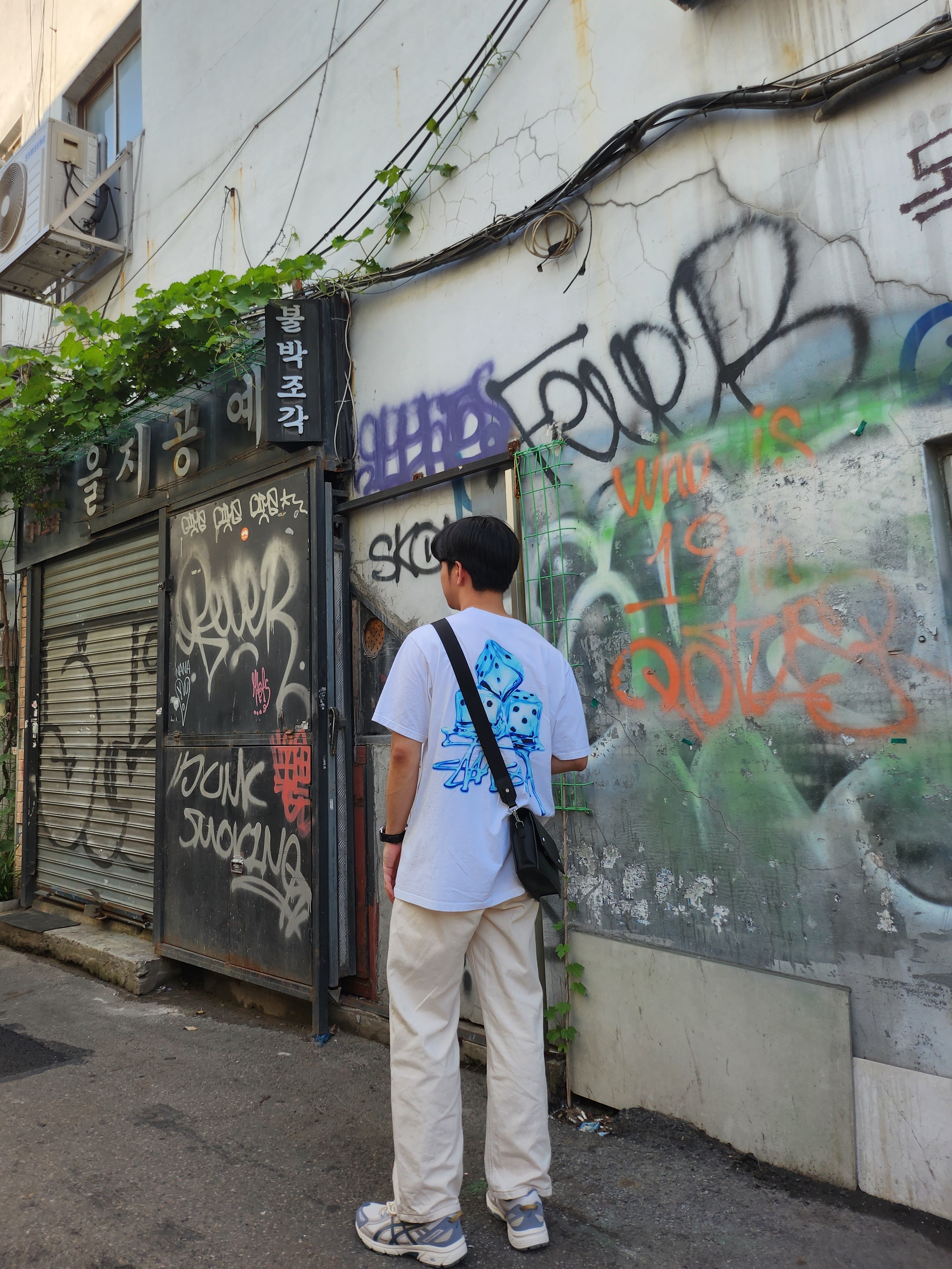 Asics Gel-Venture 6 SPS Birch Ironclad, Stussy Melted T-Shirt White 착용 스타일 - 1
