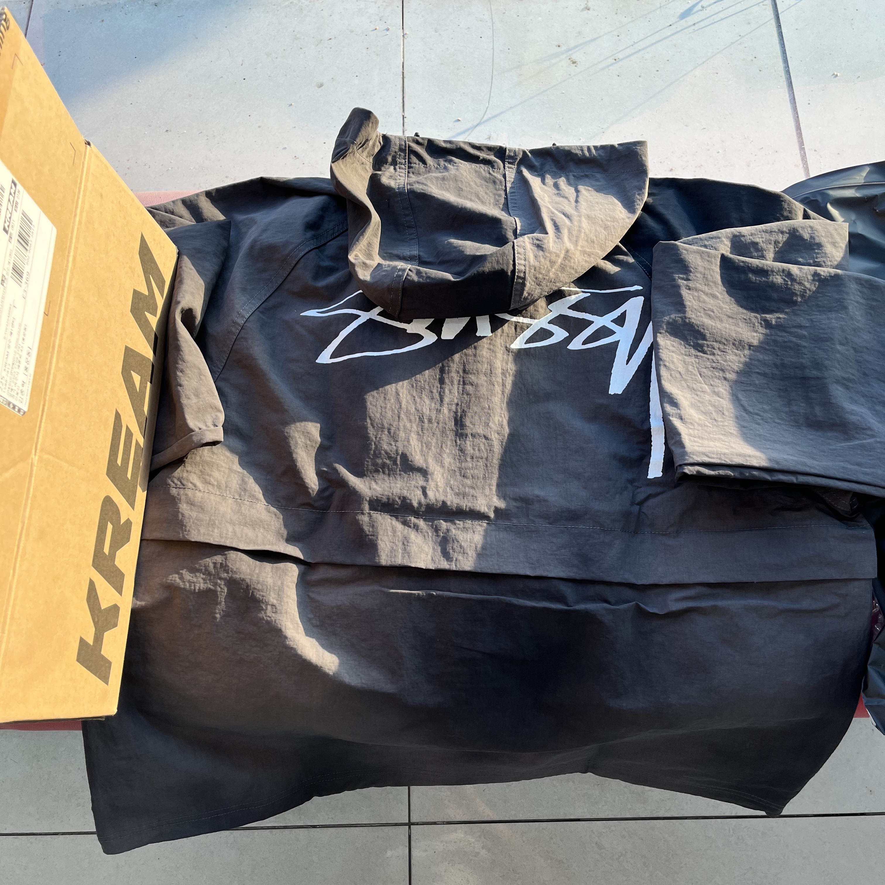 Stussy Wave Dye Beach Shell Jacket Black 착용 스타일