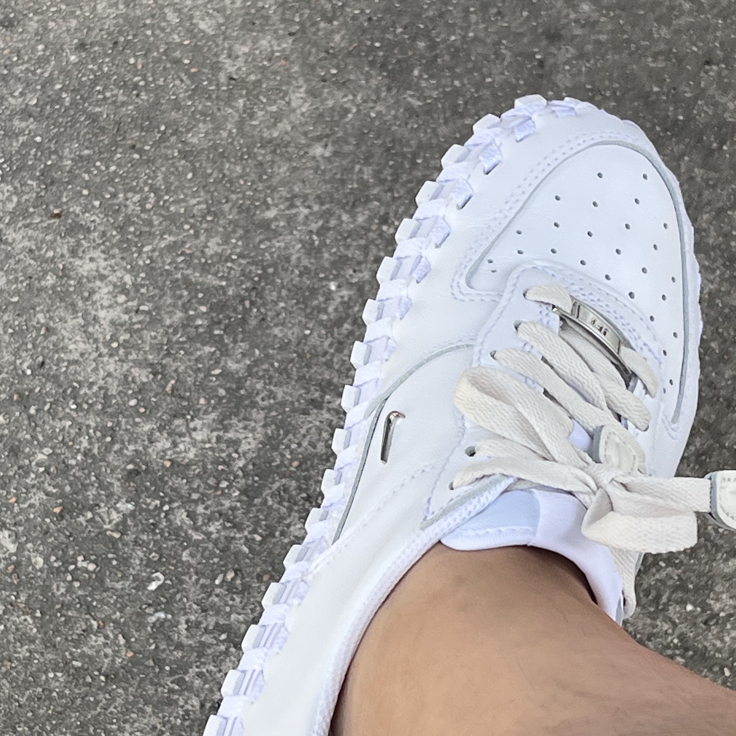 Nike x Jacquemus J Force 1 Low LX SP White 착용 스타일 - 3