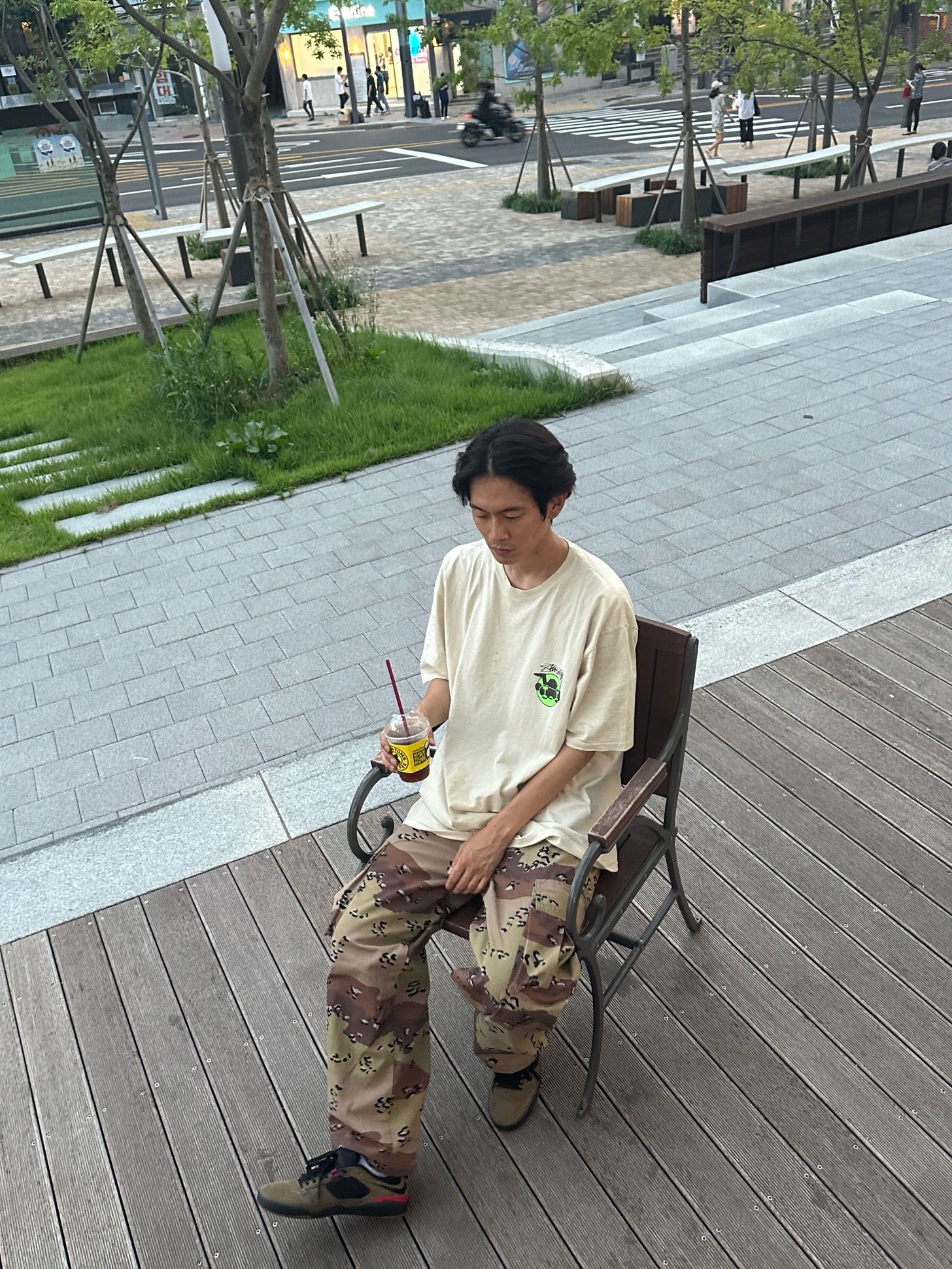Stussy Skateman T-Shirt Putty, Nike SB Ishod Wair Light Olive 착용 스타일 - 2