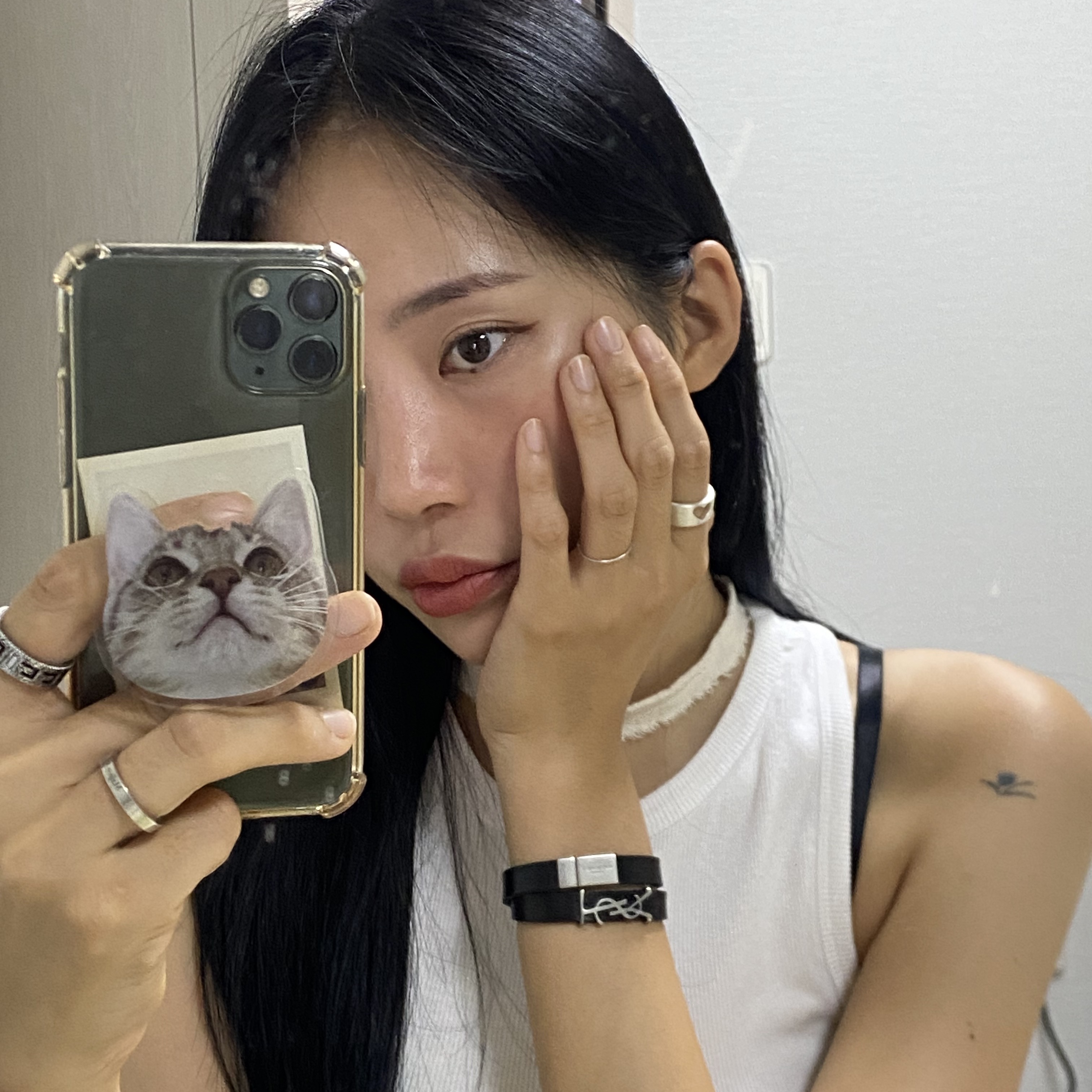(W) Saint Laurent Opyum Bracelet in Leather and Metal Black Silver, Gucci Silver Ring With SquareG Silver Aged Finish 착용 스타일 - 2