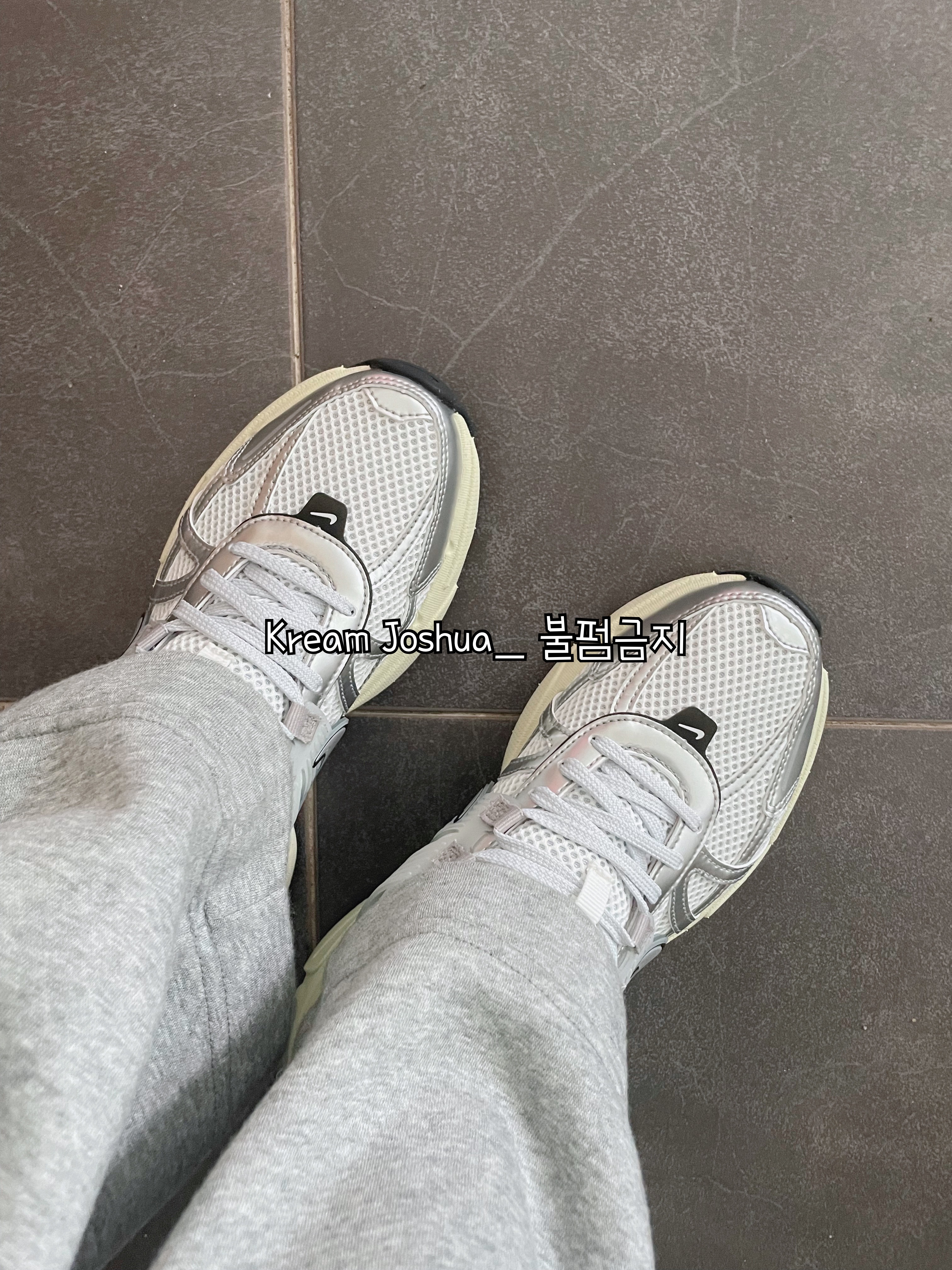 Nike V2K Run Summit White Metallic Silver 착용 스타일 - 2