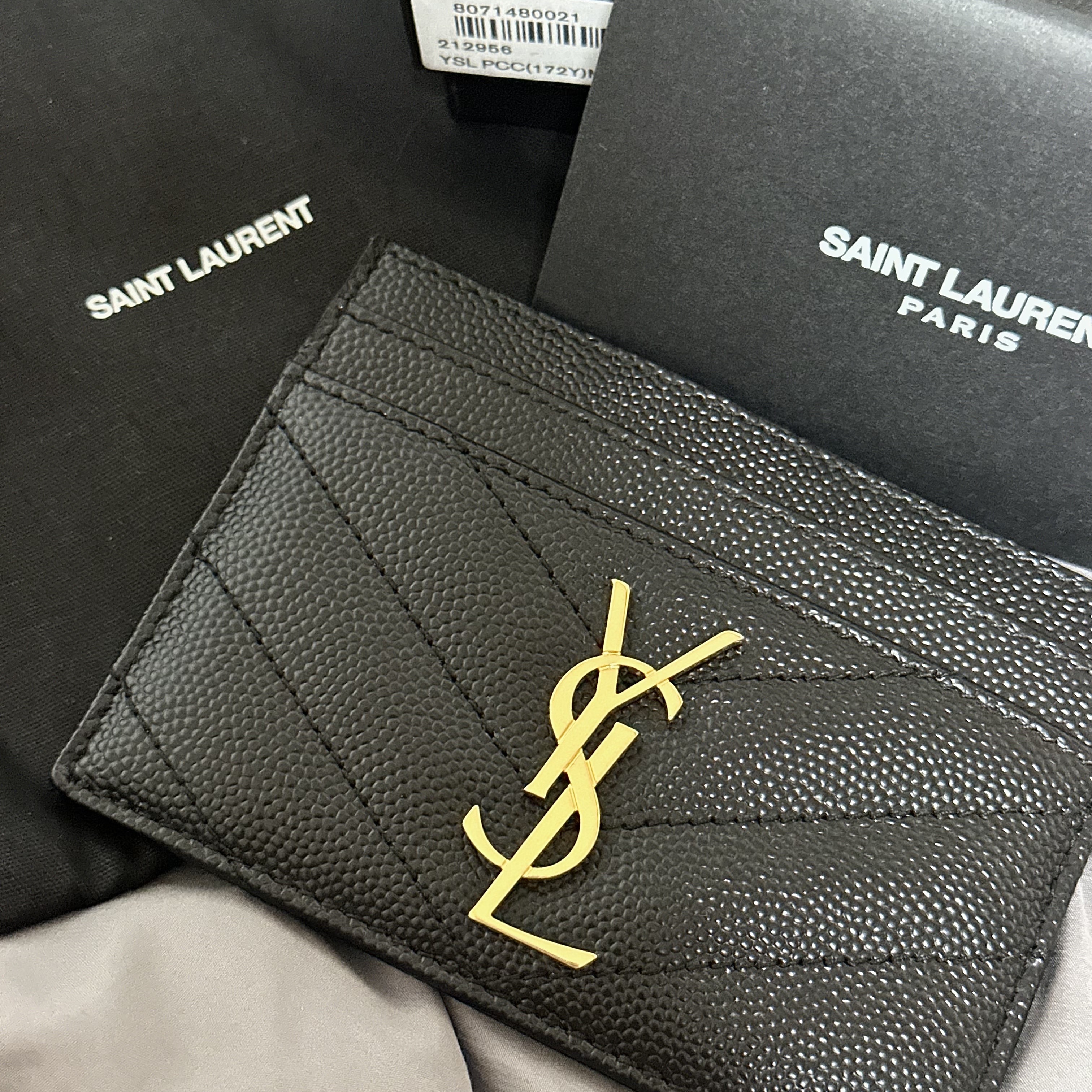Saint Laurent Cassandre Matelasse Card Case in Grain De Poudre Embossed Leather Black 착용 스타일