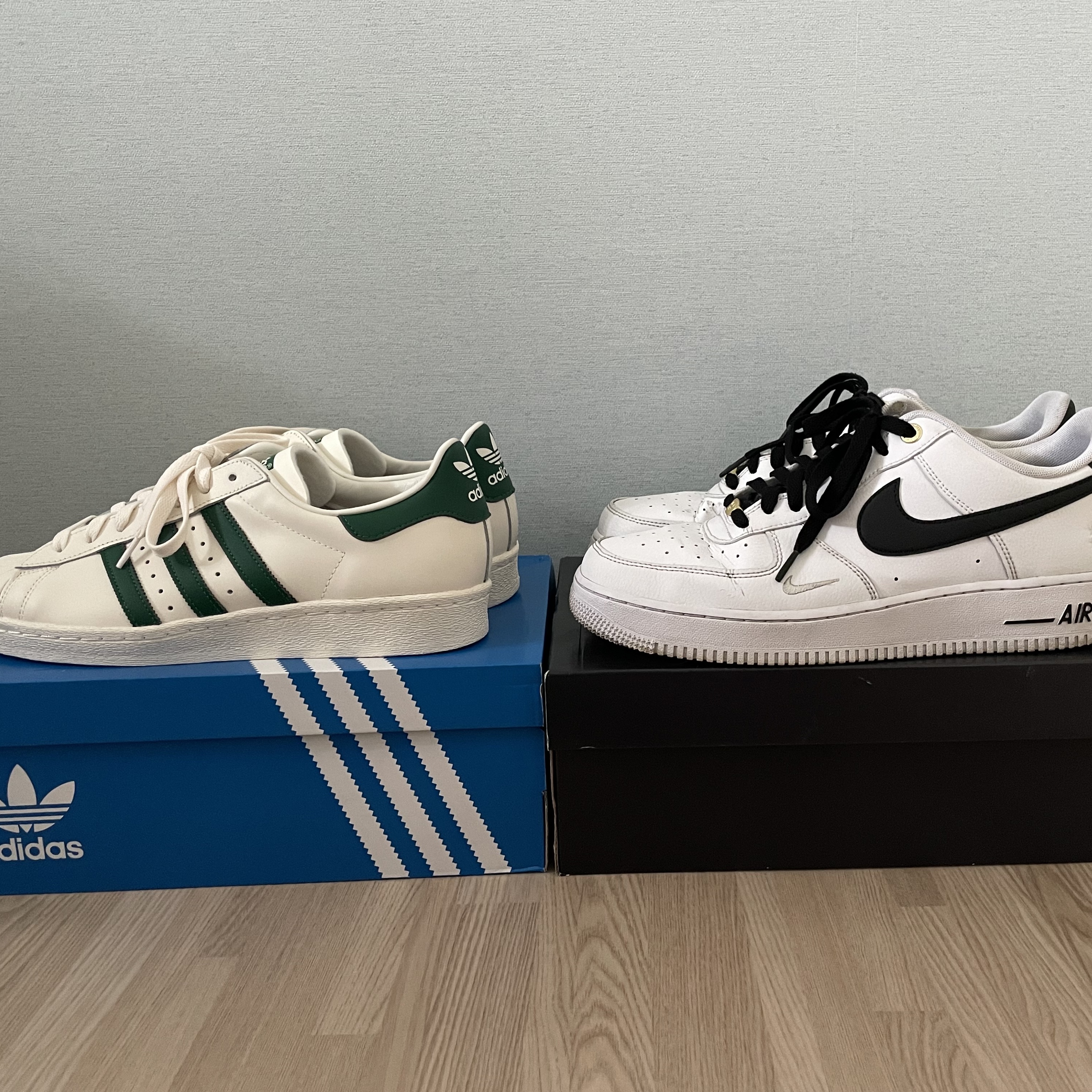 Adidas Superstar 82 Off White Dark Green, Nike Air Force 1 '07 LV8 40th Anniversary Join Forces White Black 착용 스타일 - 1