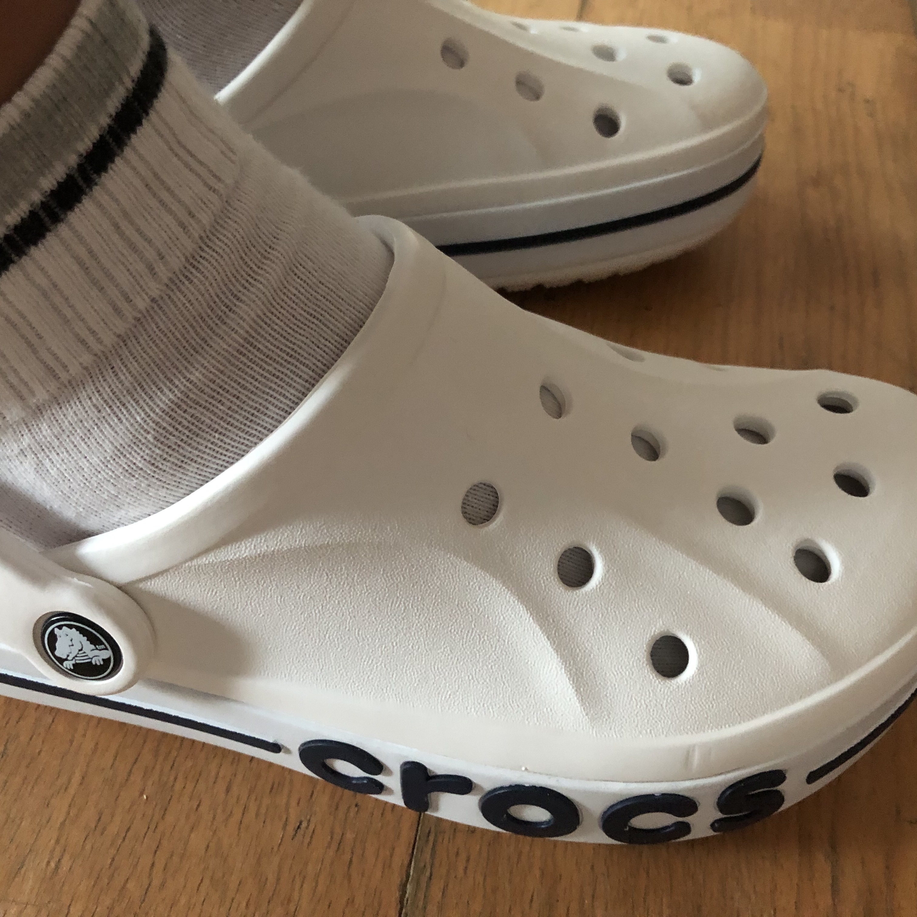 Crocs Bayaband Clog White Navy 착용 스타일 - 4