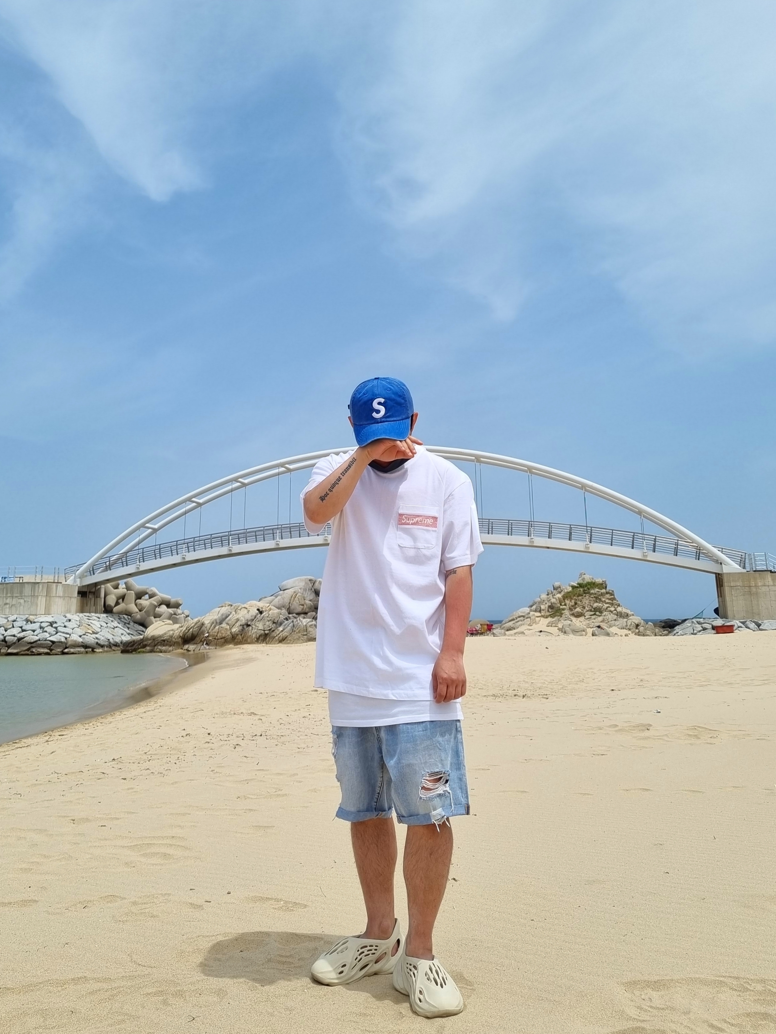 Adidas Yeezy Foam RNNR Sand 착용 스타일