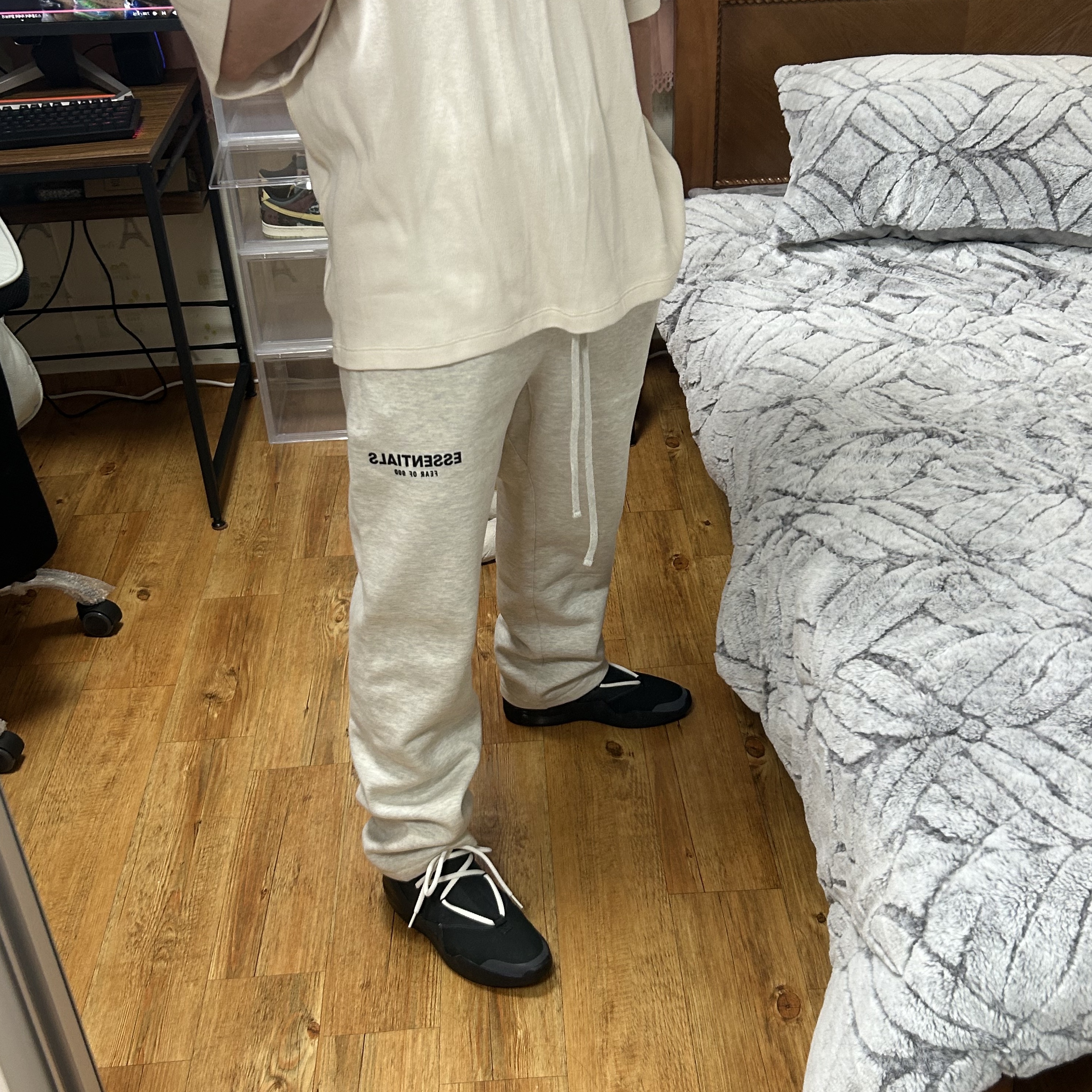 Essentials The Core Collection Relaxed Sweatpants Light Oatmeal, Nike x Fear of God Air Fear of God 1 Triple Black 착용 스타일