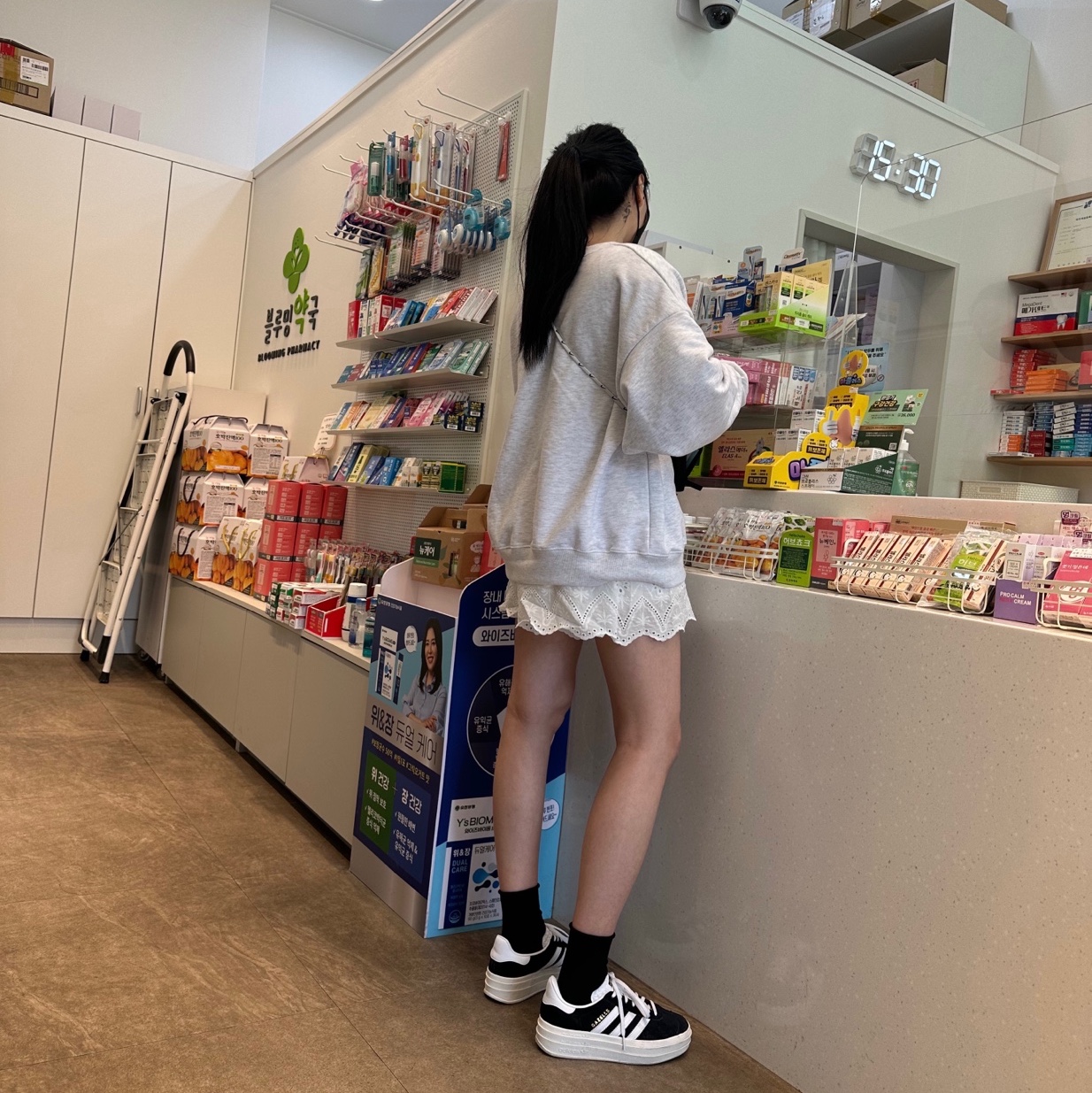 (W) Adidas Gazelle Bold Core Black Cloud White 착용 스타일 - 1