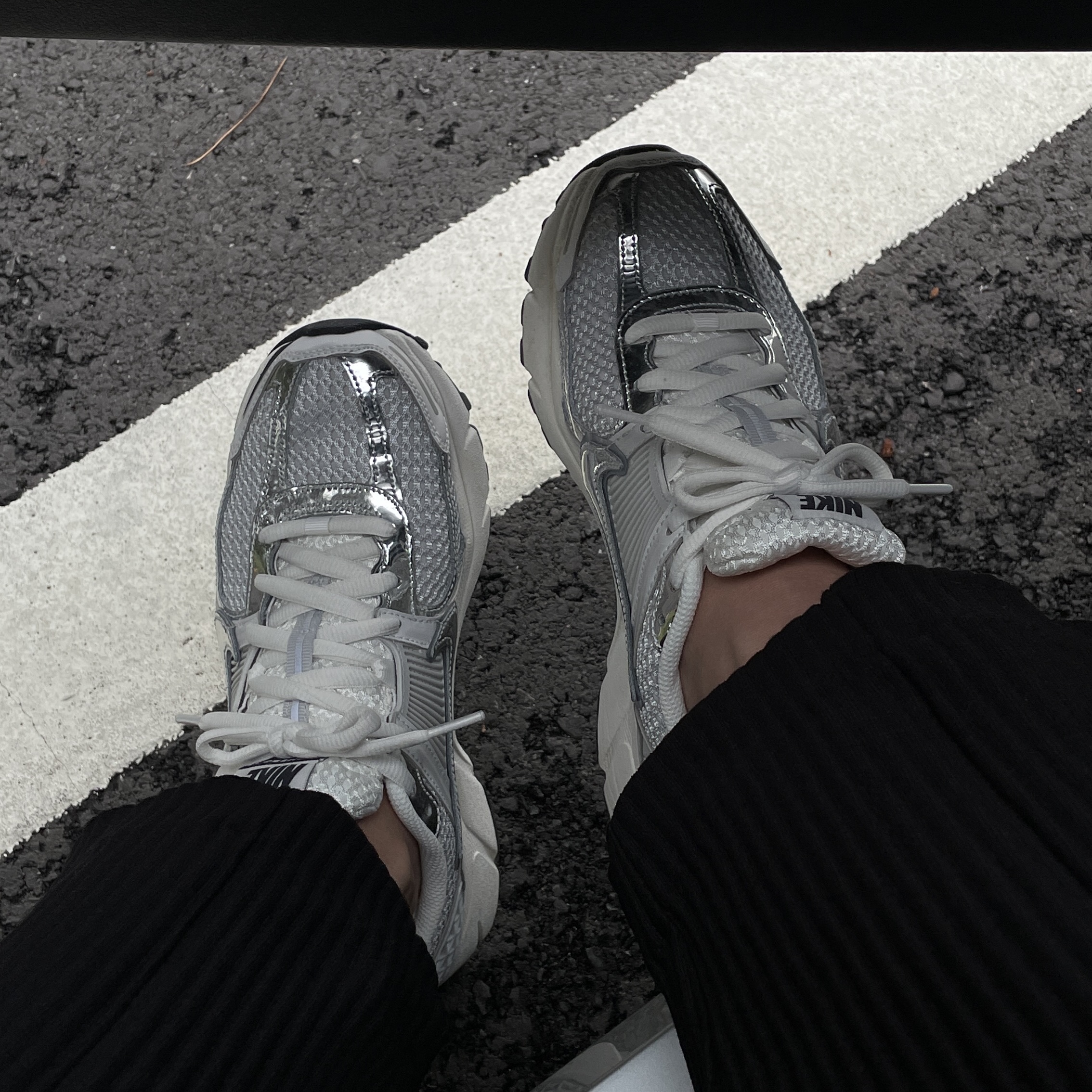 (W) Nike Zoom Vomero 5 Photon Dust and Metallic Silver 착용 스타일 - 2