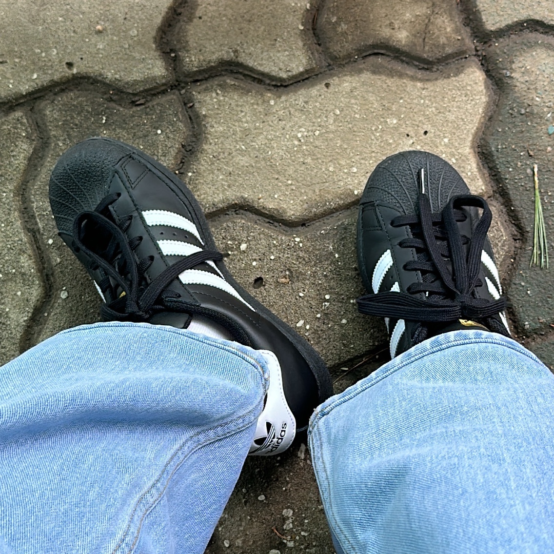 Adidas Superstar Core Black White 착용 스타일