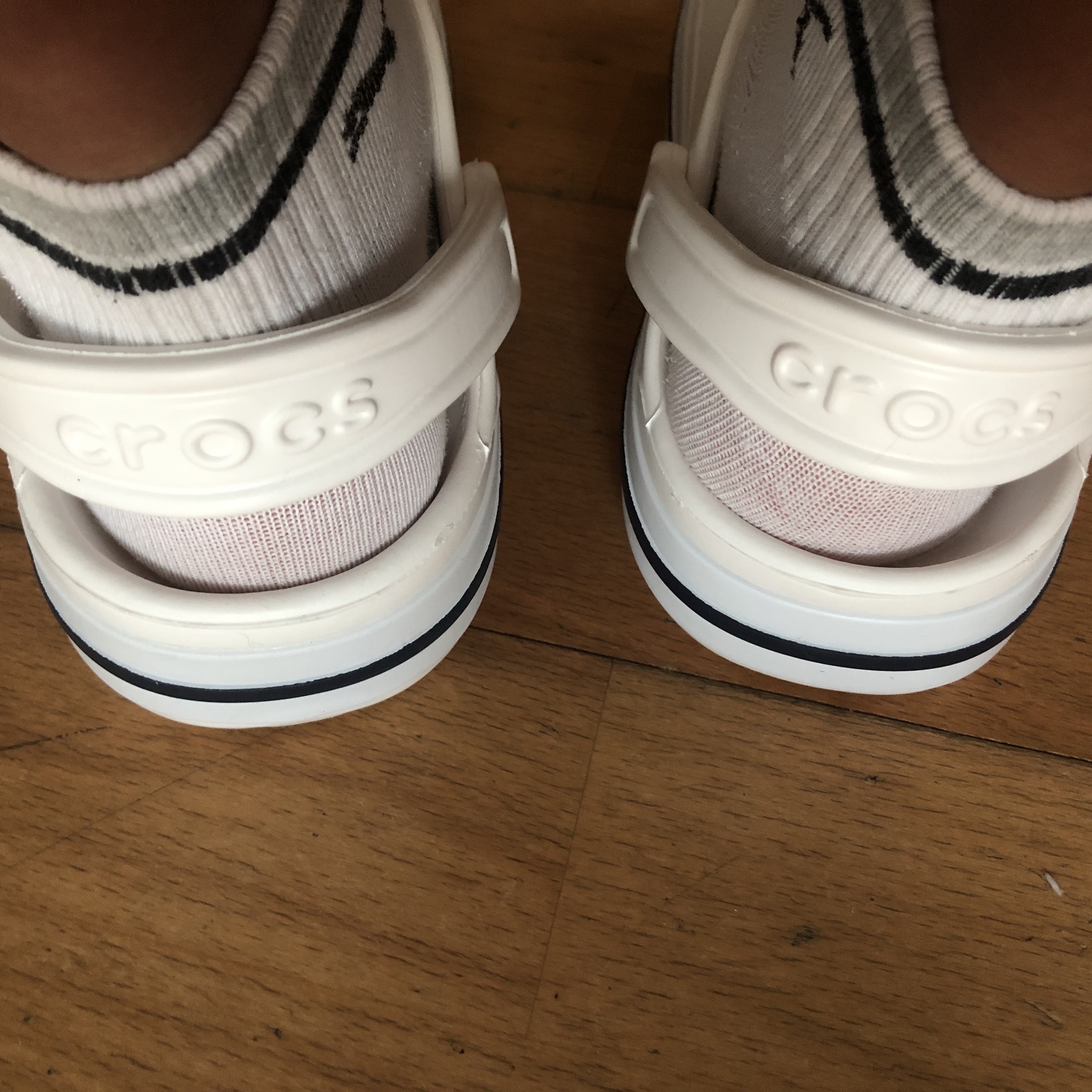 Crocs Bayaband Clog White Navy 착용 스타일 - 3