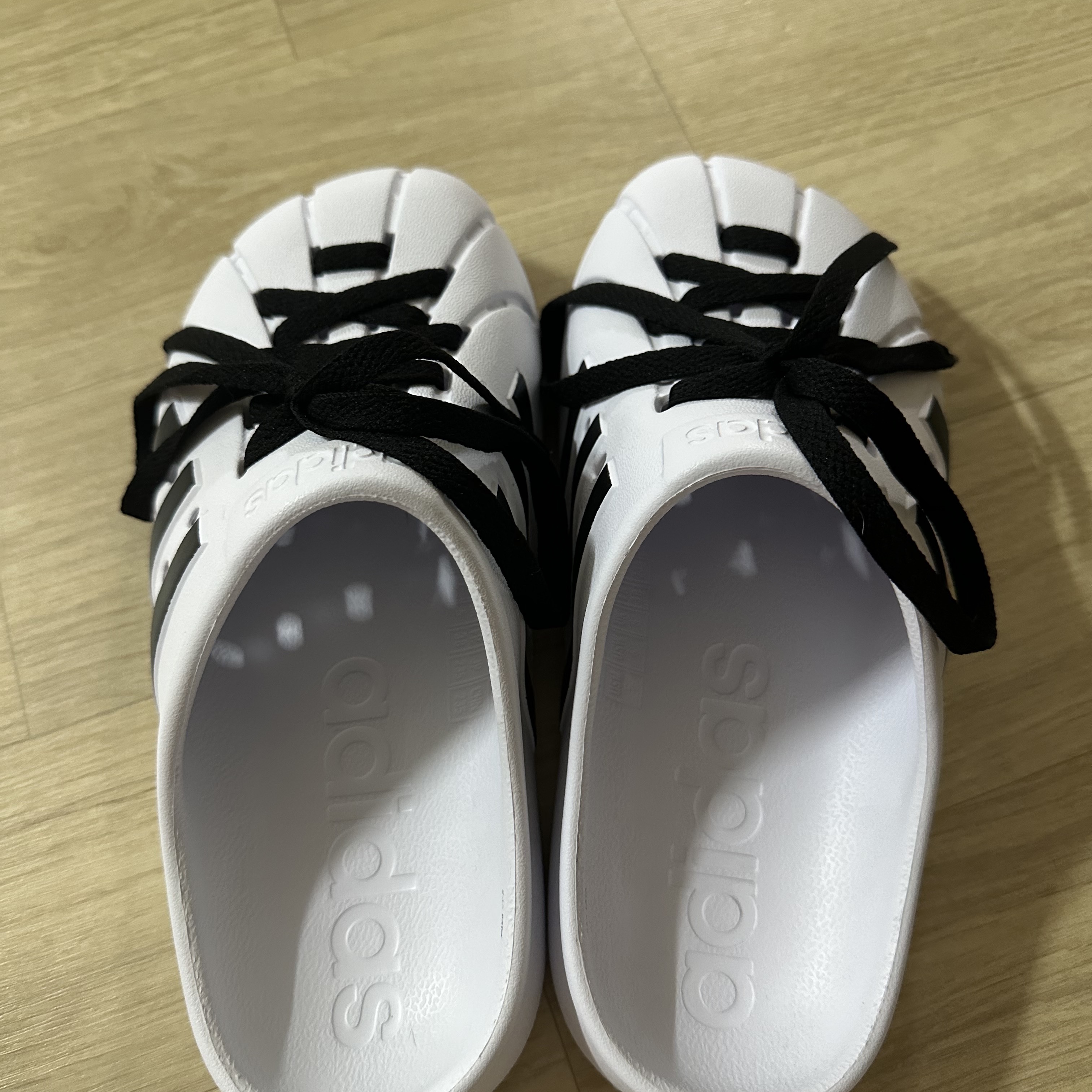 Adidas Adilette Clog White Black 착용 스타일 - 2