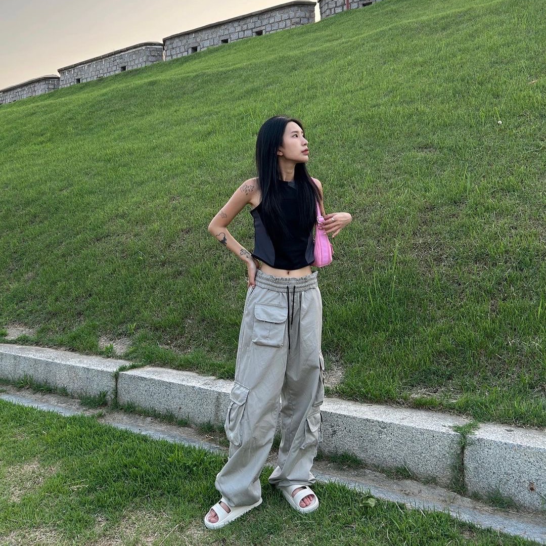 Art of Field Slit Mesh Sleeveless Shirt Black, Art of Field Slit Mesh Sleeveless Shirt Blue Gray 착용 스타일