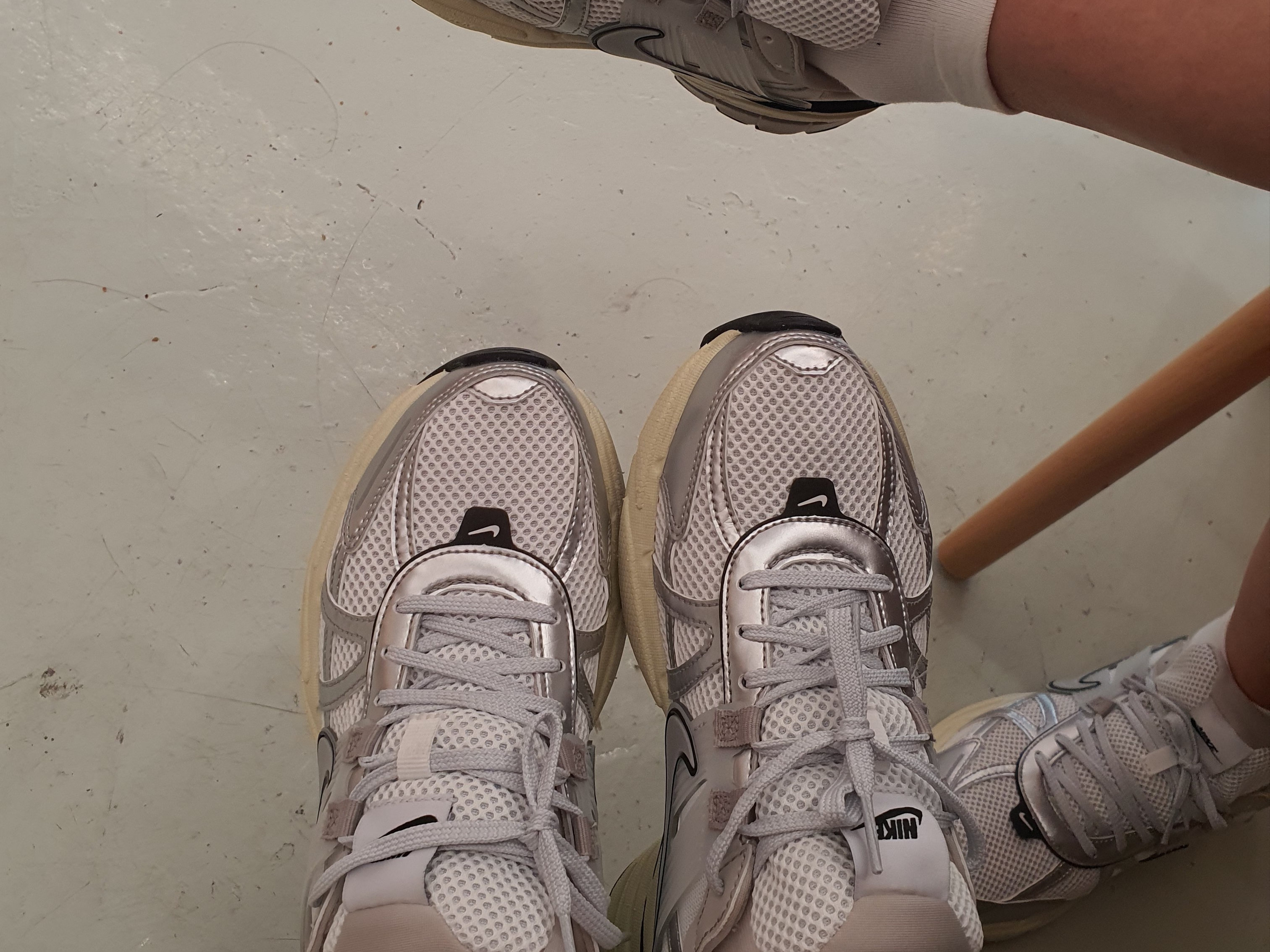 Nike V2K Run Summit White Metallic Silver 착용 스타일 - 2