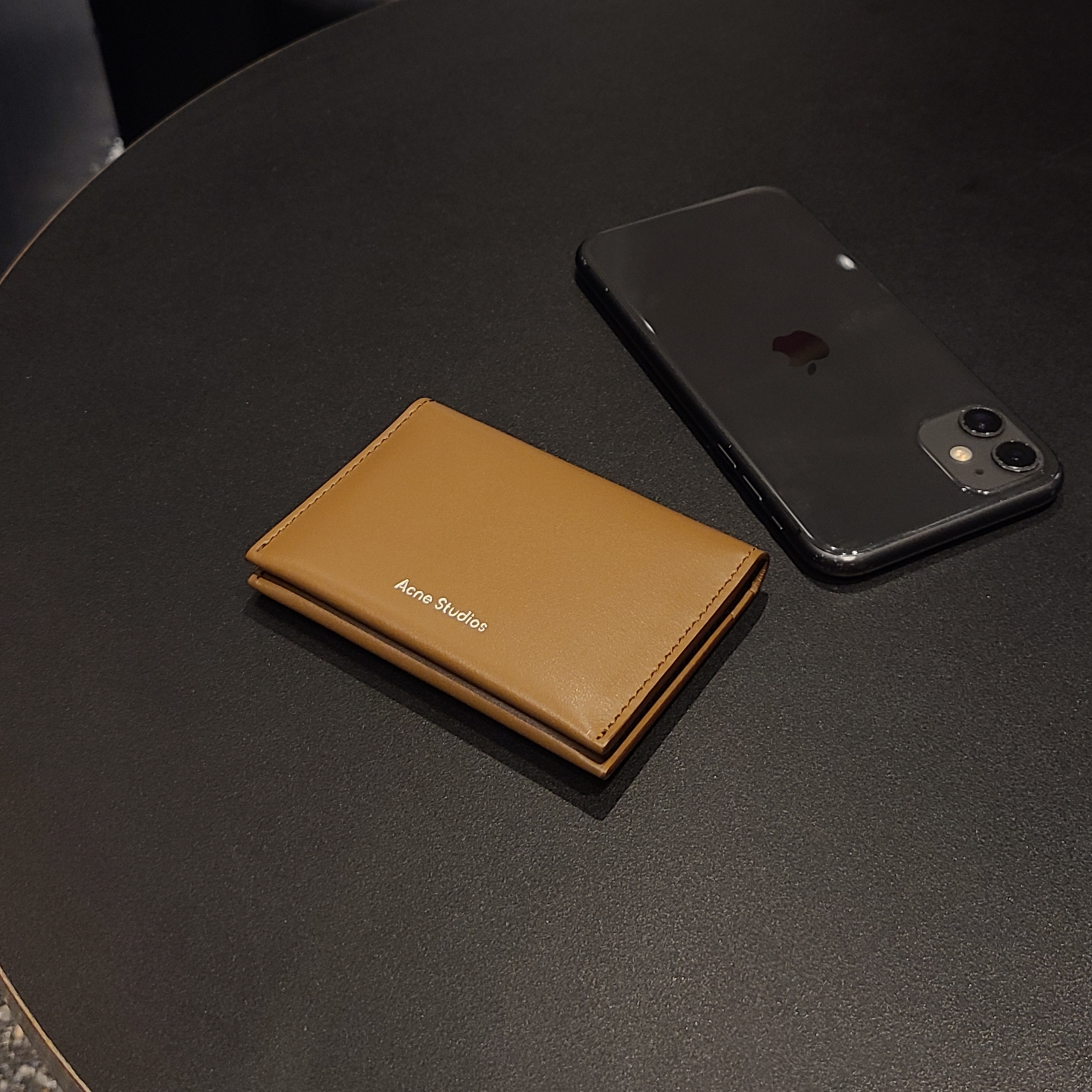 Acne Studios Bi-Fold Card Holder Camel Brown 착용 스타일