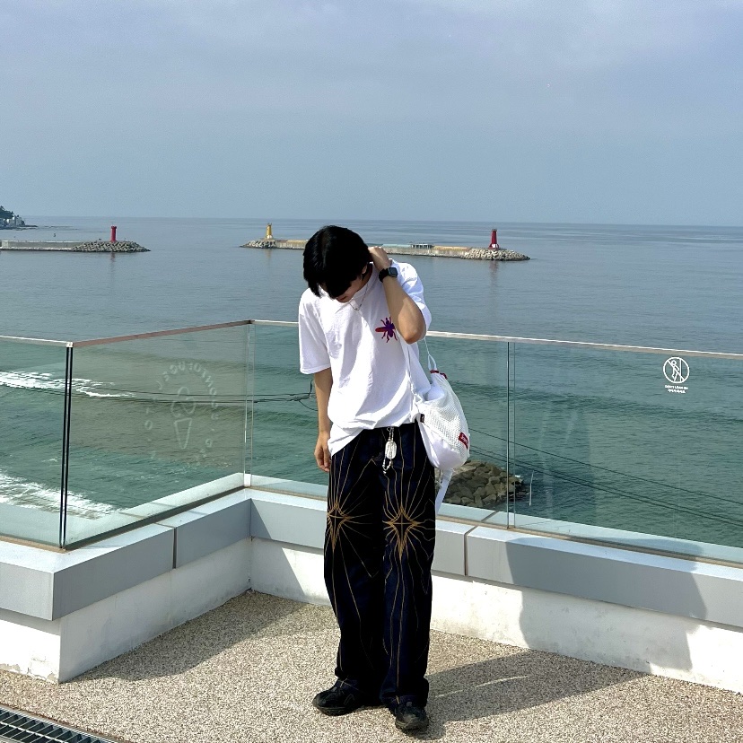 Supreme Mesh Small Backpack White - 23SS, Stussy Housefly T-Shirt White 착용 스타일 - 1