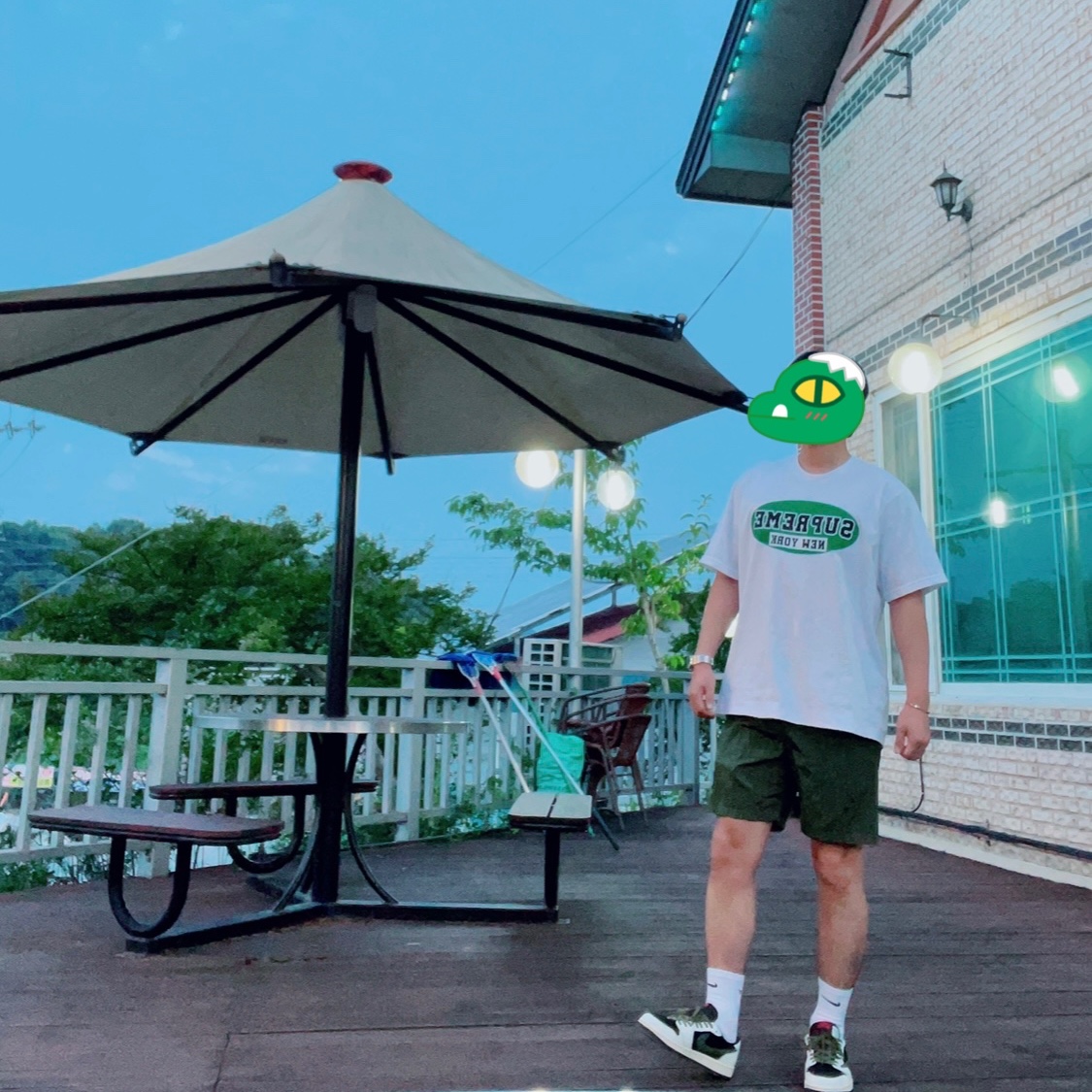 Supreme New York T-Shirt White - 23SS, Stone Island B0943 Nylon Metal Swimming Trunk Olive - 21FW 착용 스타일