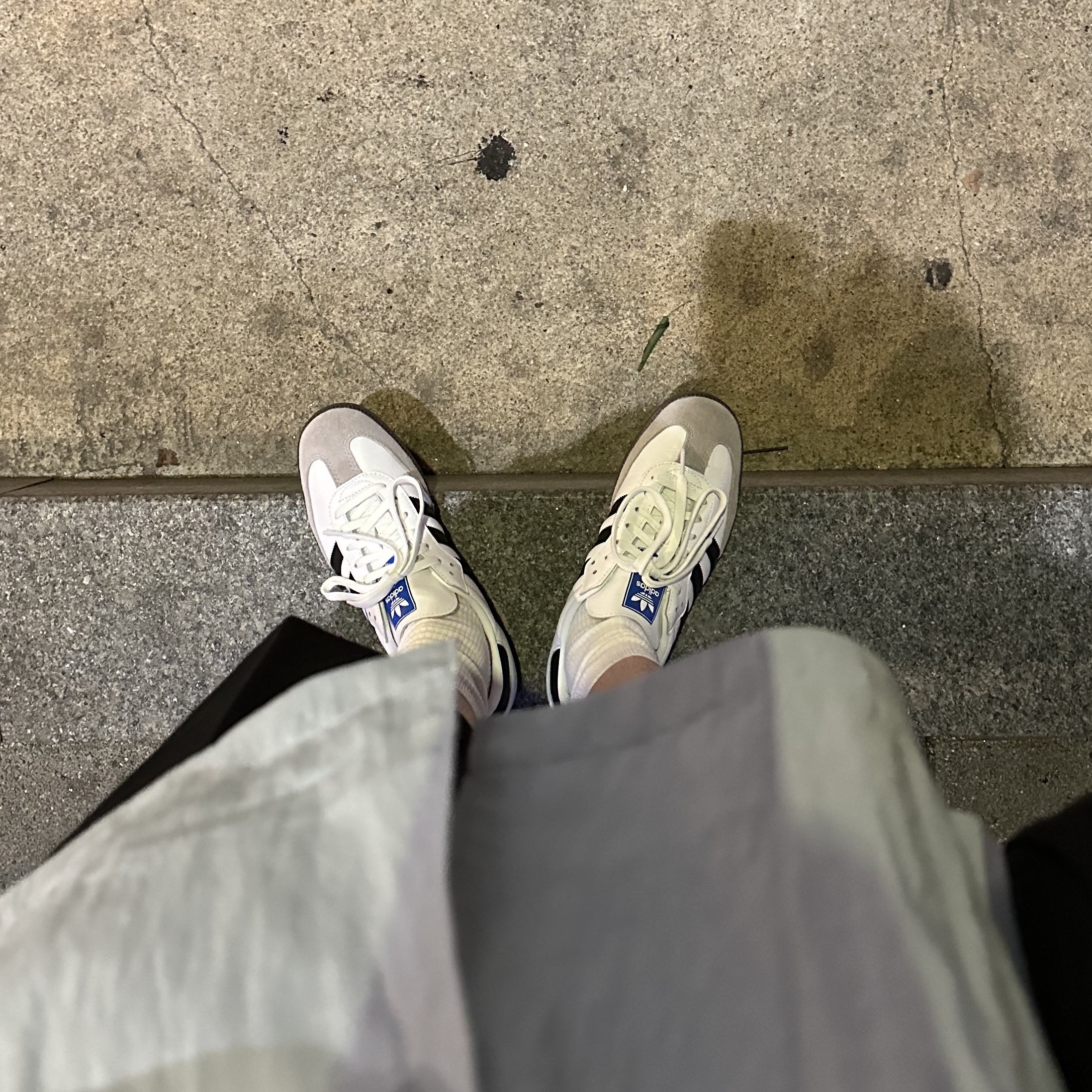 Adidas Samba OG Cloud White, COS Nylon Crossbody Saddle Bag Black 착용 스타일