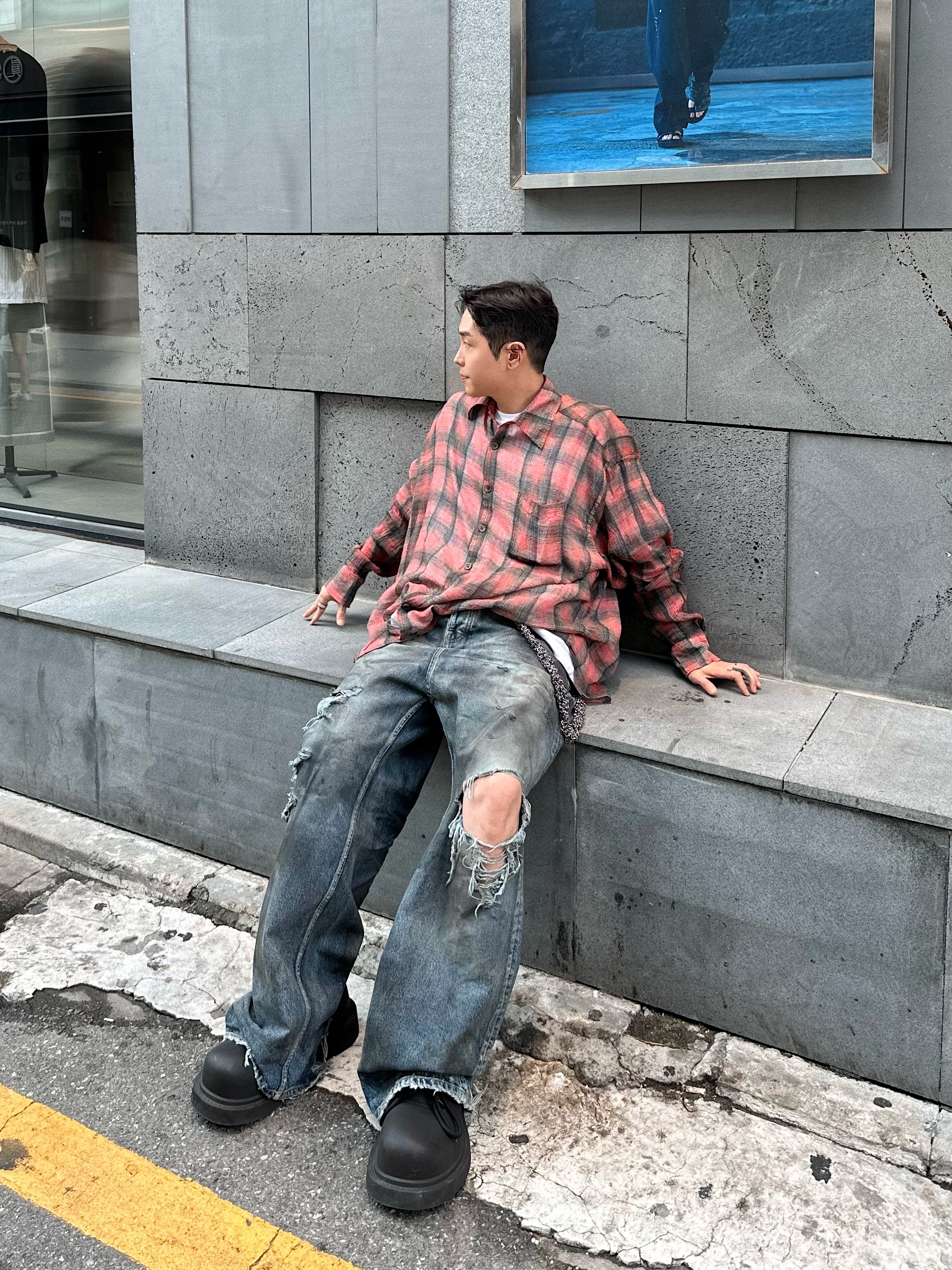 Balenciaga Large Baggy Jeans in Blue Coated Soft Denim, Balenciaga Large Baggy Jeans Blue 착용 스타일 - 1