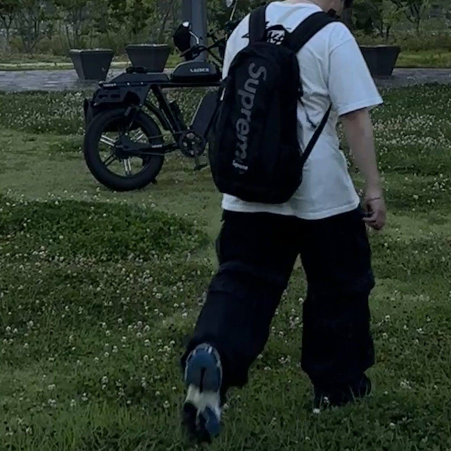 Balenciaga Runner Sneakers Blue White, Stussy x Our Legacy Surfman 2 Pigment Dyed T-Shirt Natural 착용 스타일 - 2
