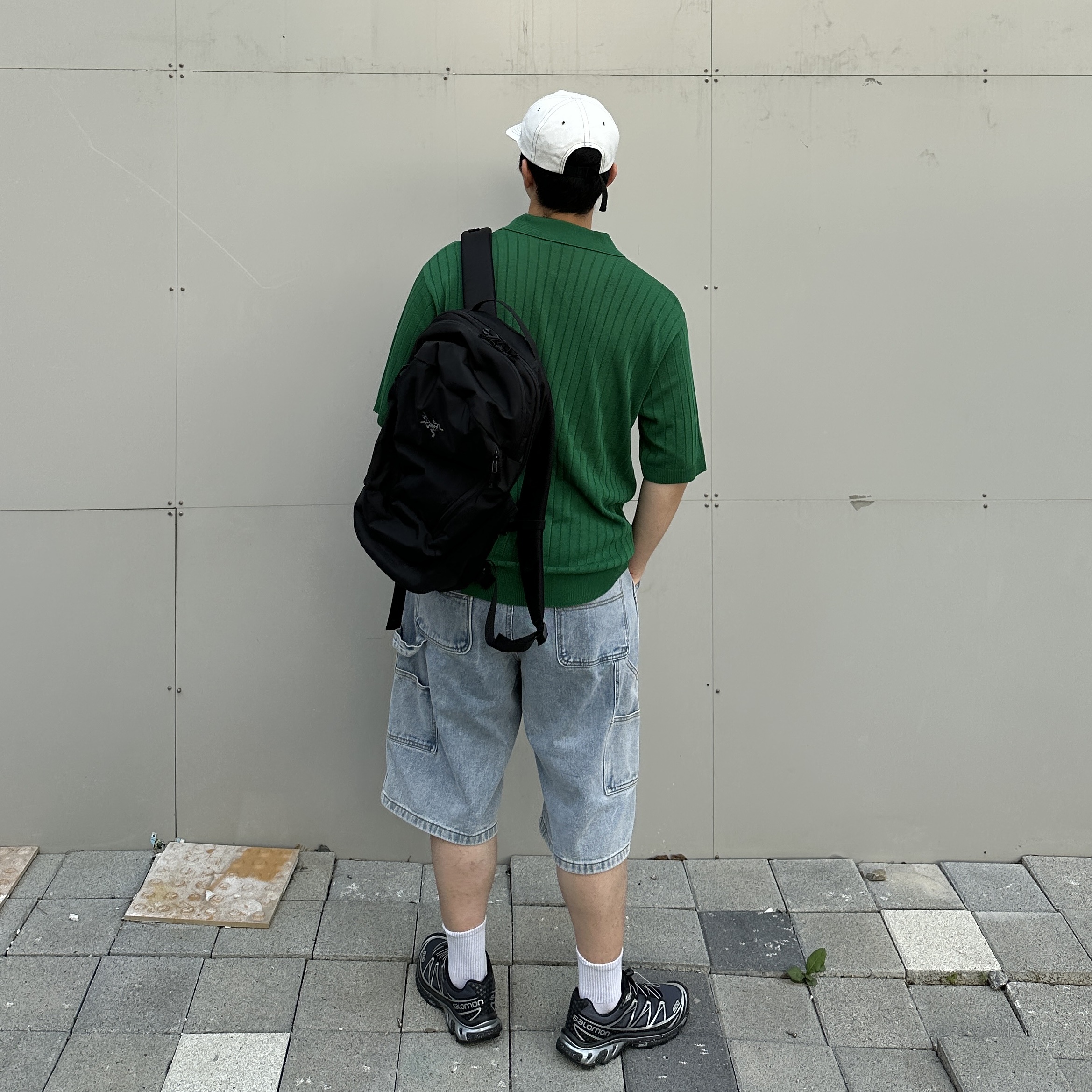 Salomon x Atmos XT-6 Black Silver, Arc'teryx Mantis 26 Backpack Black 착용 스타일 - 3