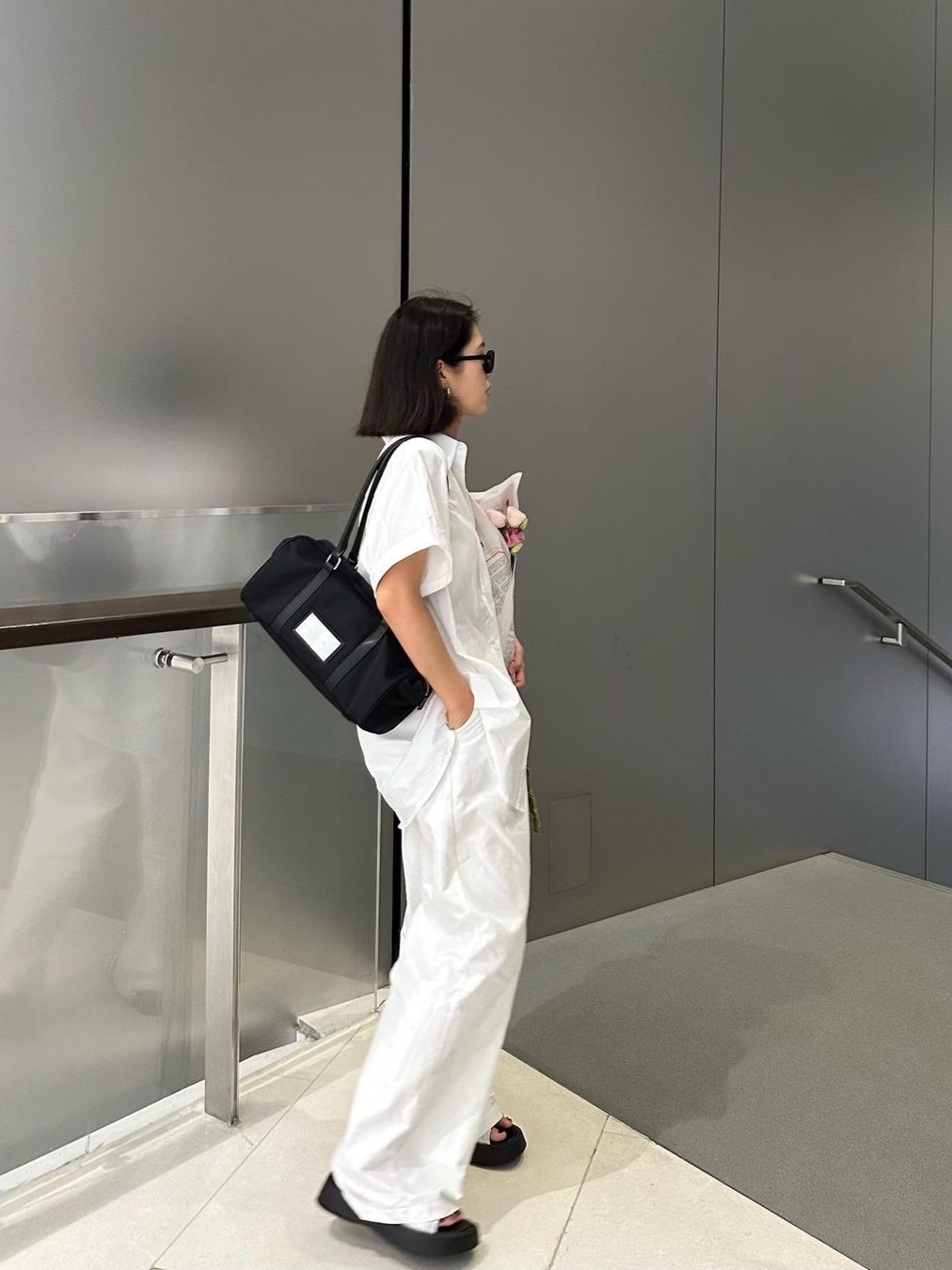 Matin Kim Sporty Tote Bag Black, Matin Kim Sporty Tote Bag White 착용 스타일