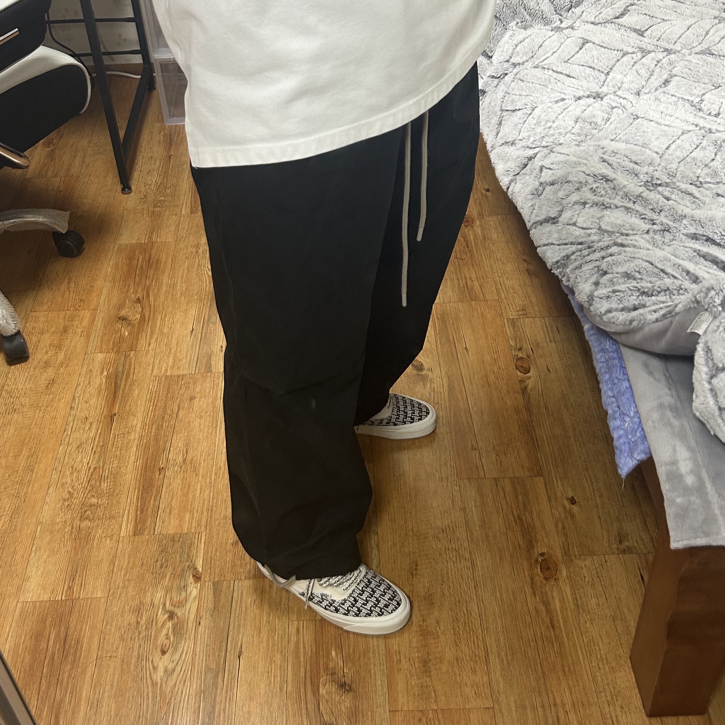 Essentials The Black Collection Relaxed Trousers Black - 23SS, Vans Vault x Fear of God OG Era 95 DX White Black 착용 스타일