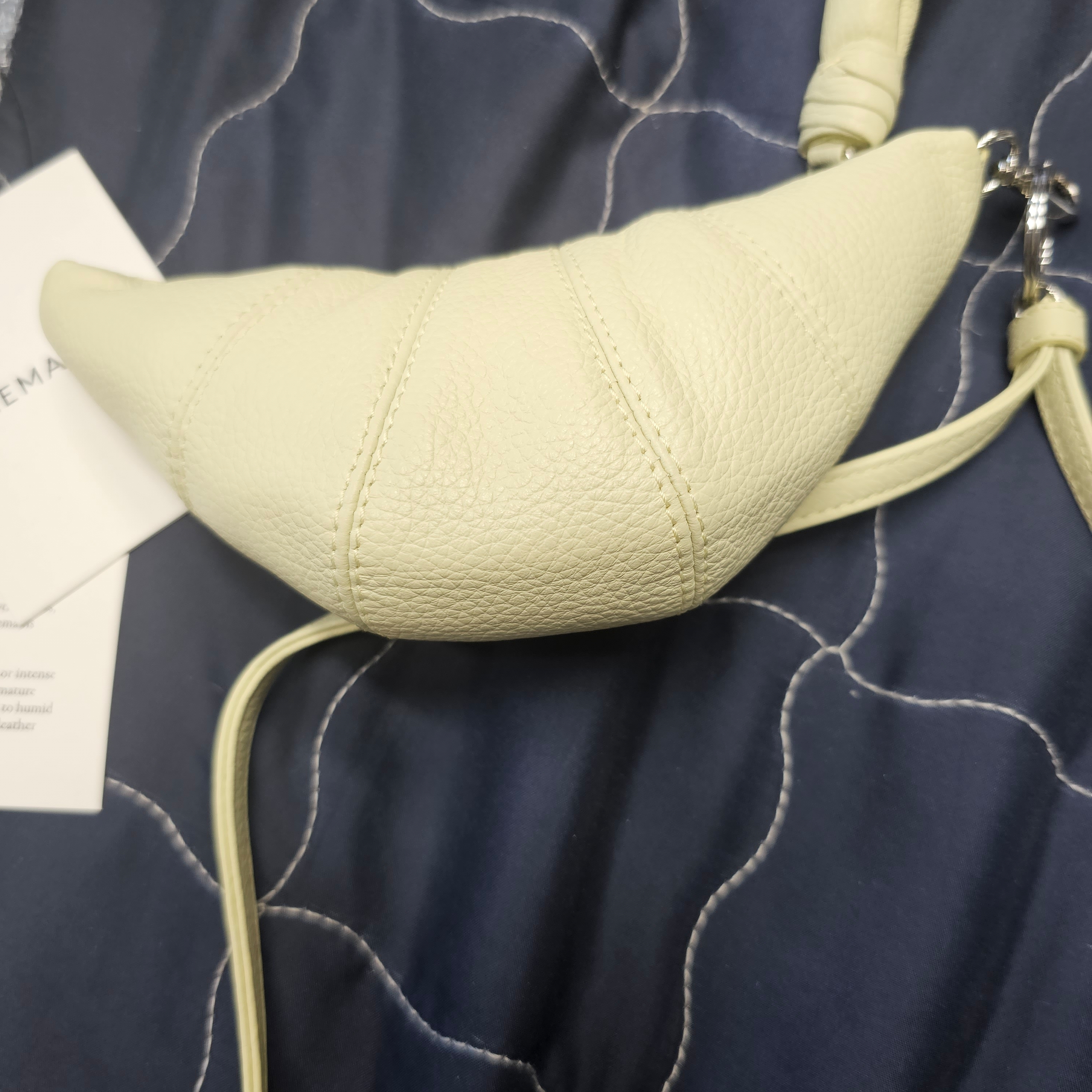 Lemaire Croissant Coin Purse Necklace Dusty Yellow 착용 스타일