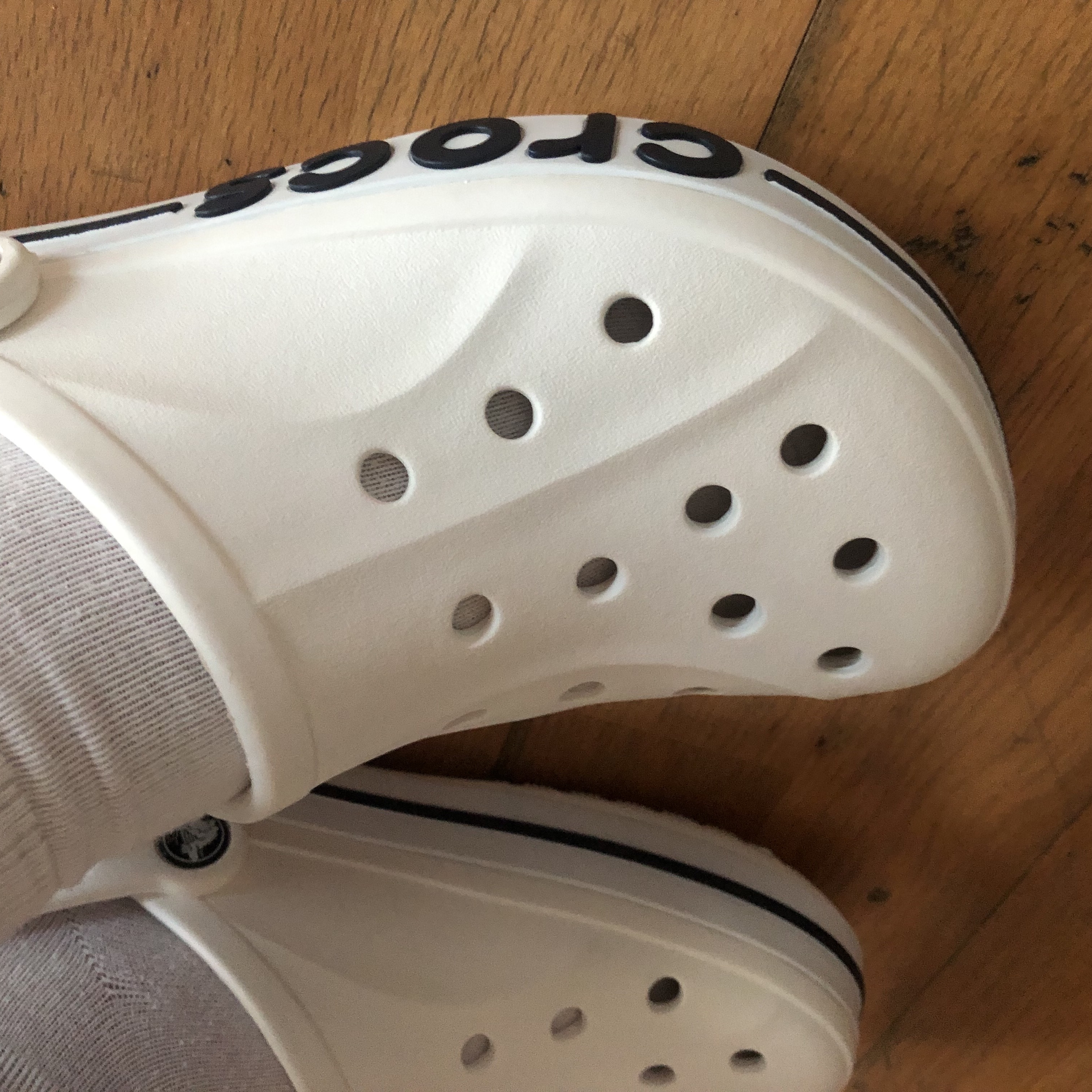 Crocs Bayaband Clog White Navy 착용 스타일 - 5