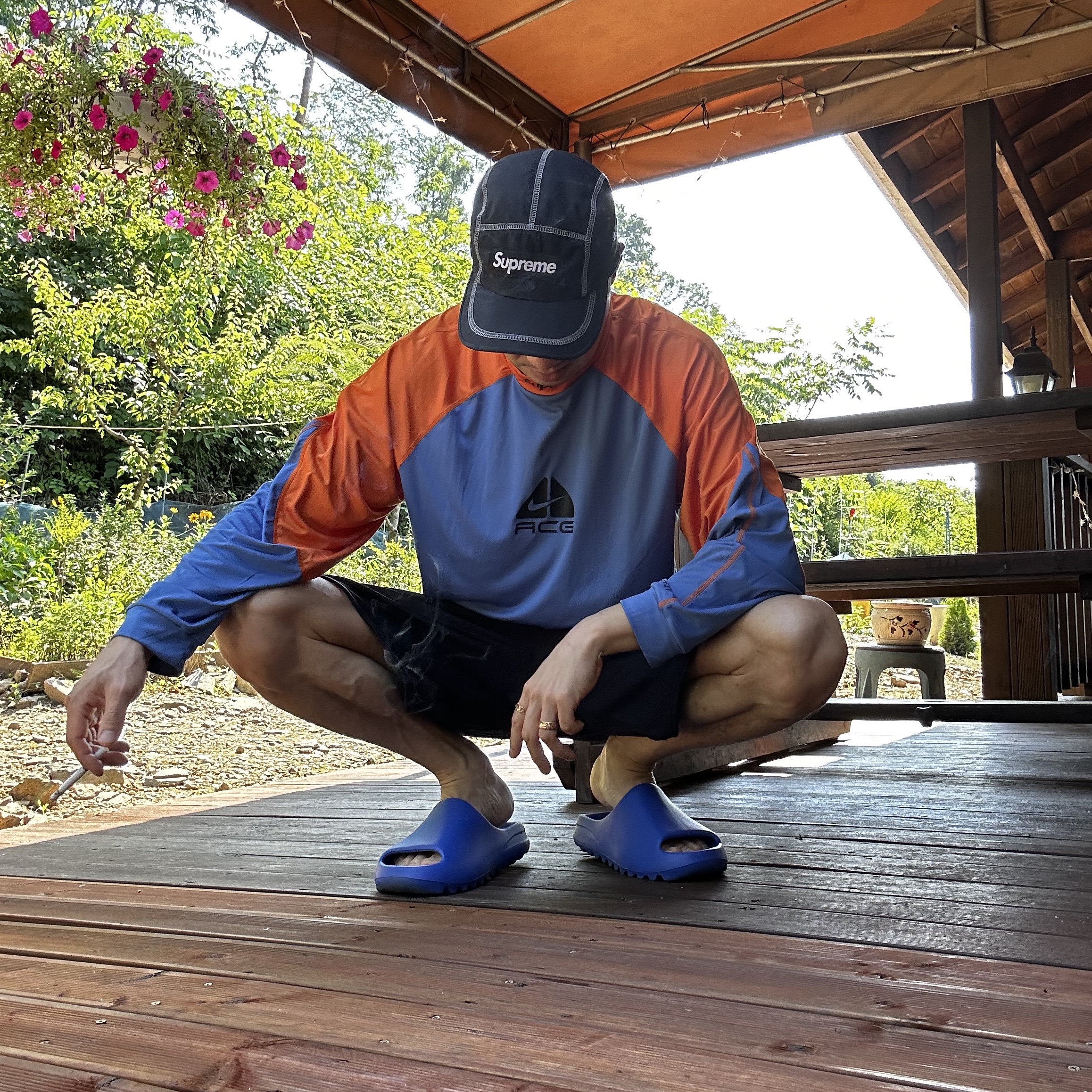 Adidas Yeezy Slide Azure, Supreme Reflective Stitch Camp Cap Black - 23SS 착용 스타일