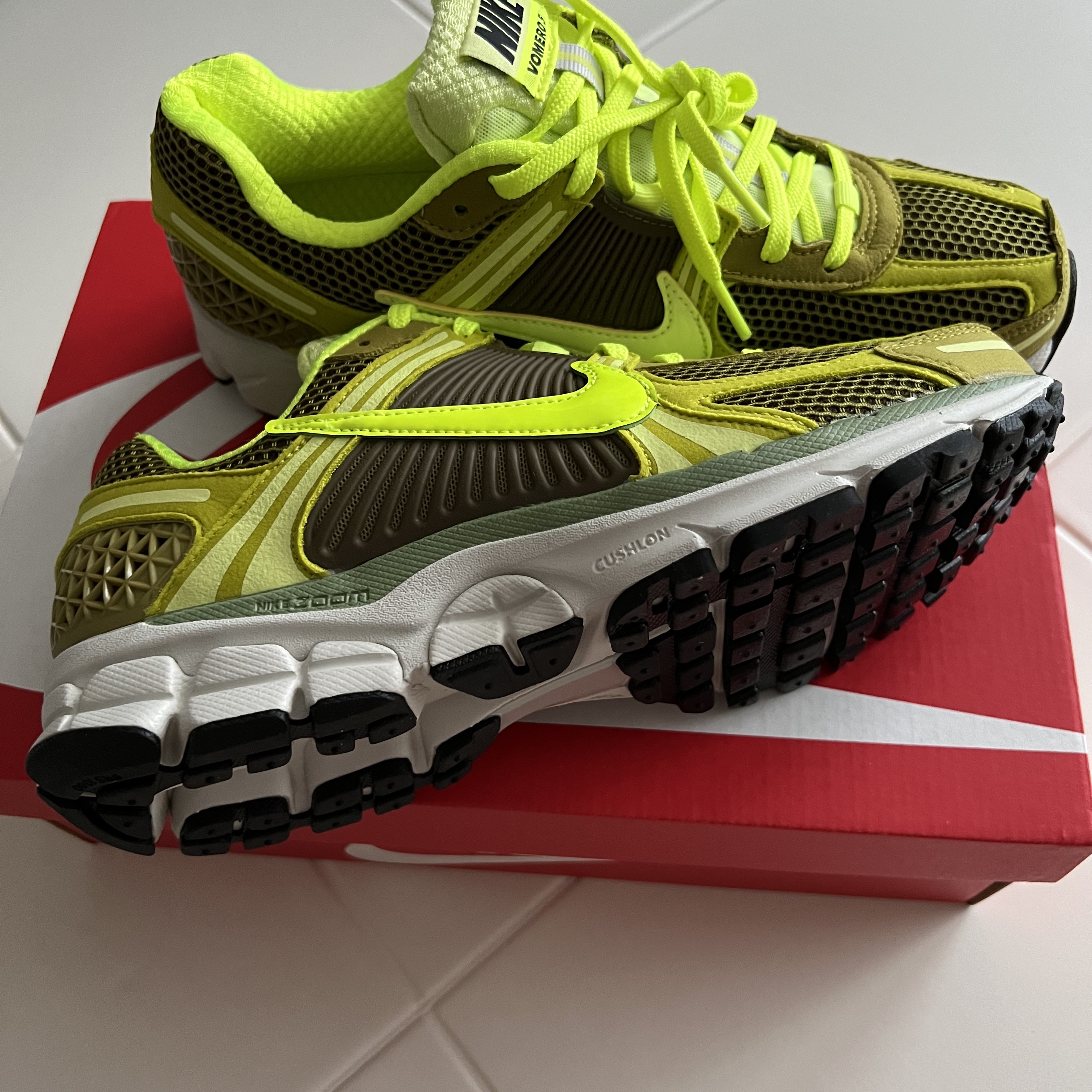 (W) Nike Zoom Vomero 5 Olive Flak Volt 착용 스타일 - 1