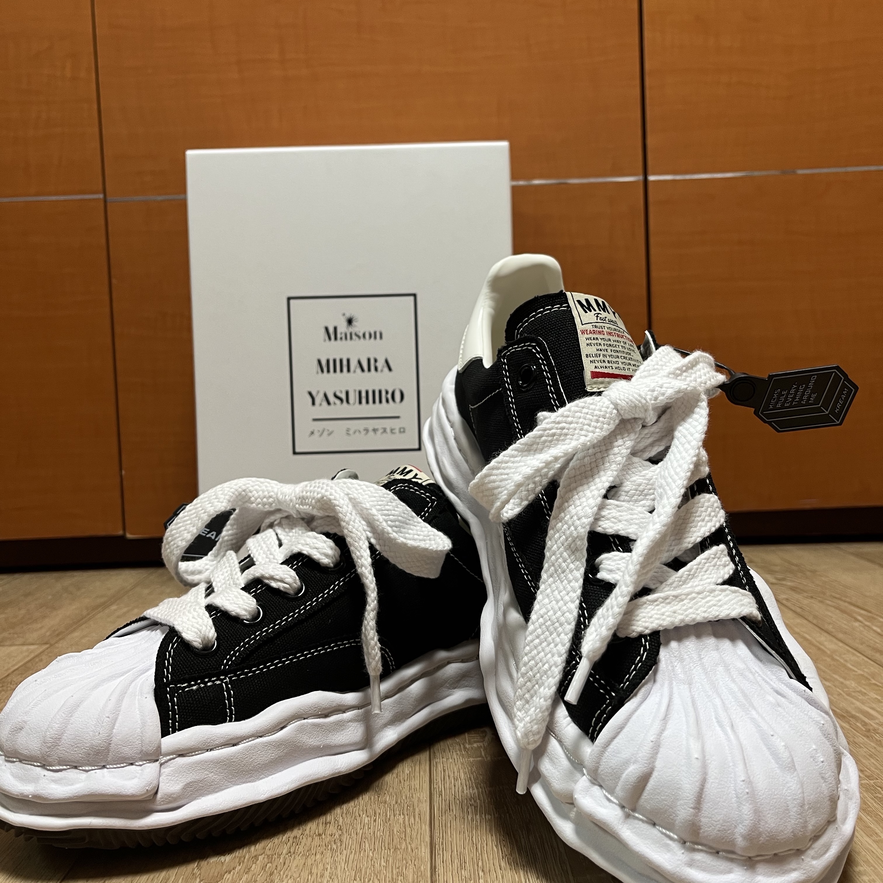 Maison Mihara Yasuhiro Blakey OG Sole Canvas Low-top Sneakers Black White 착용 스타일 - 2