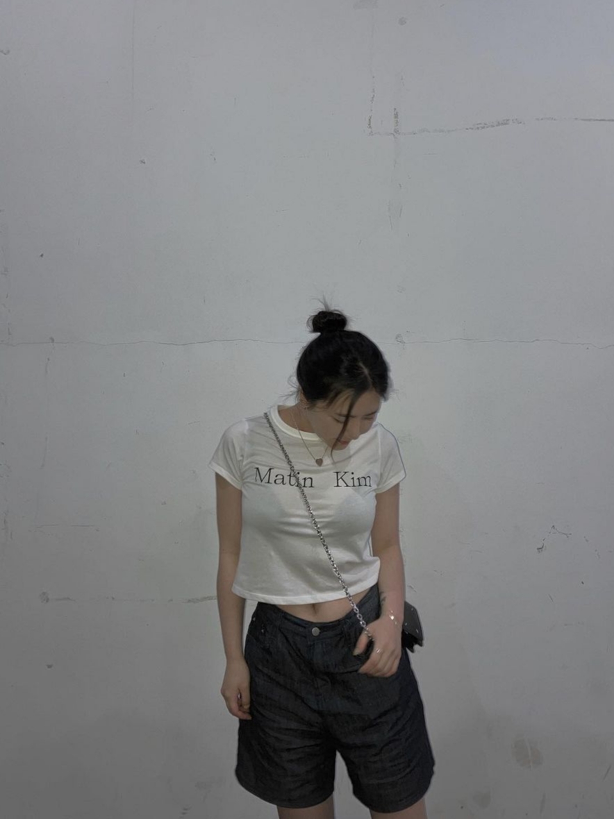 (W) Matin Kim Logo Silket Crop Top White, (W) Matin Kim Logo Silket Crop Top Black 착용 스타일