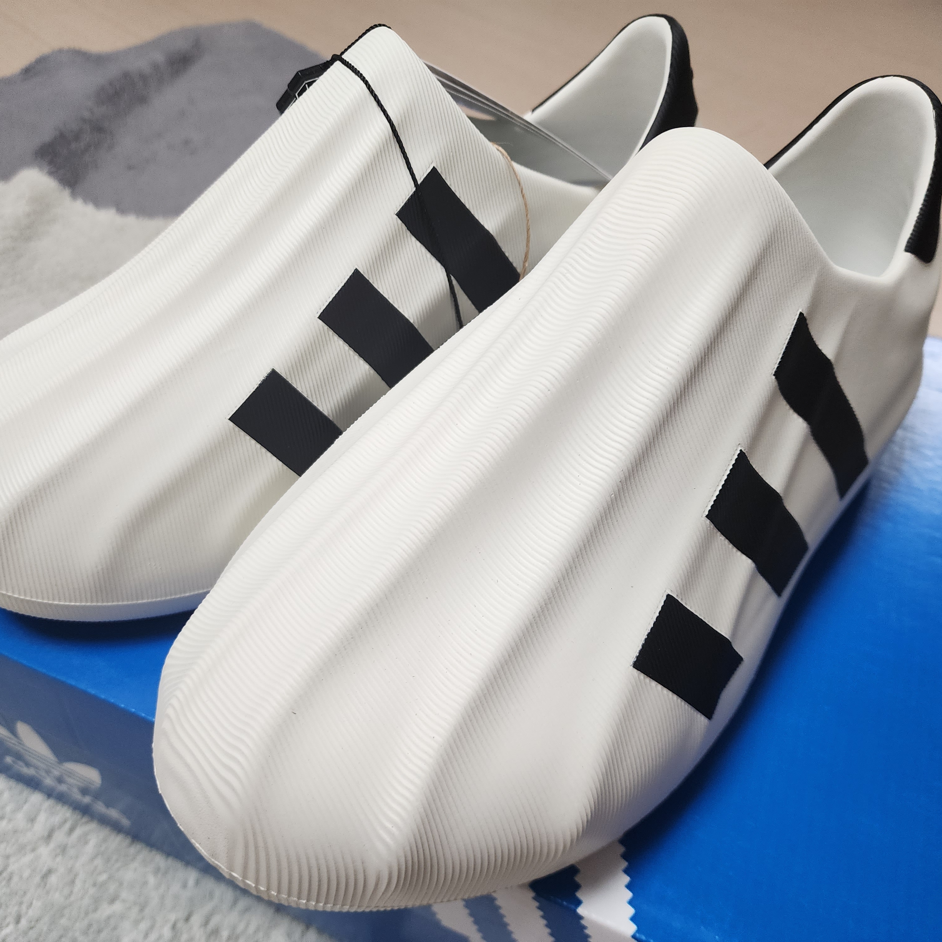 Adidas Adifom Superstar Core White 착용 스타일 - 2
