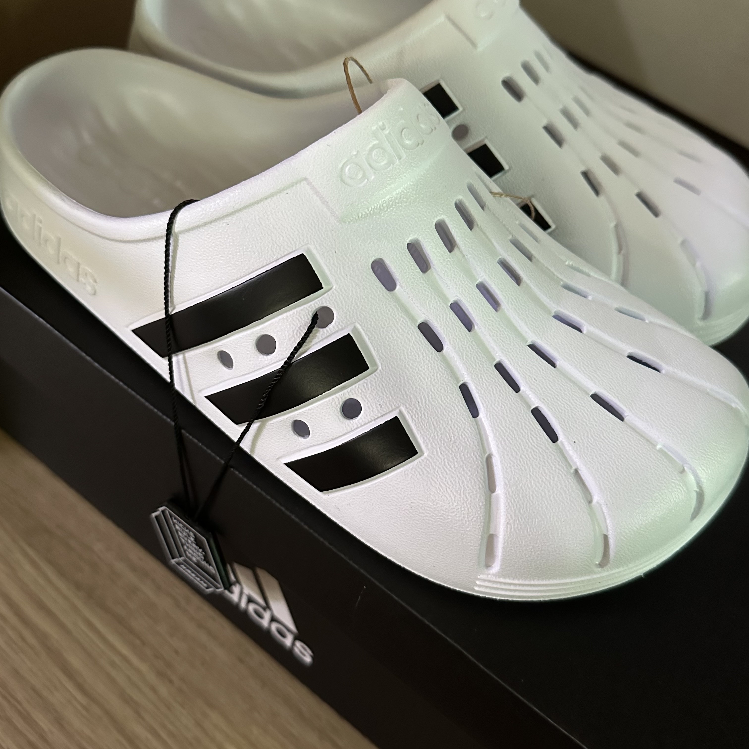 Adidas Adilette Clog White Black 착용 스타일