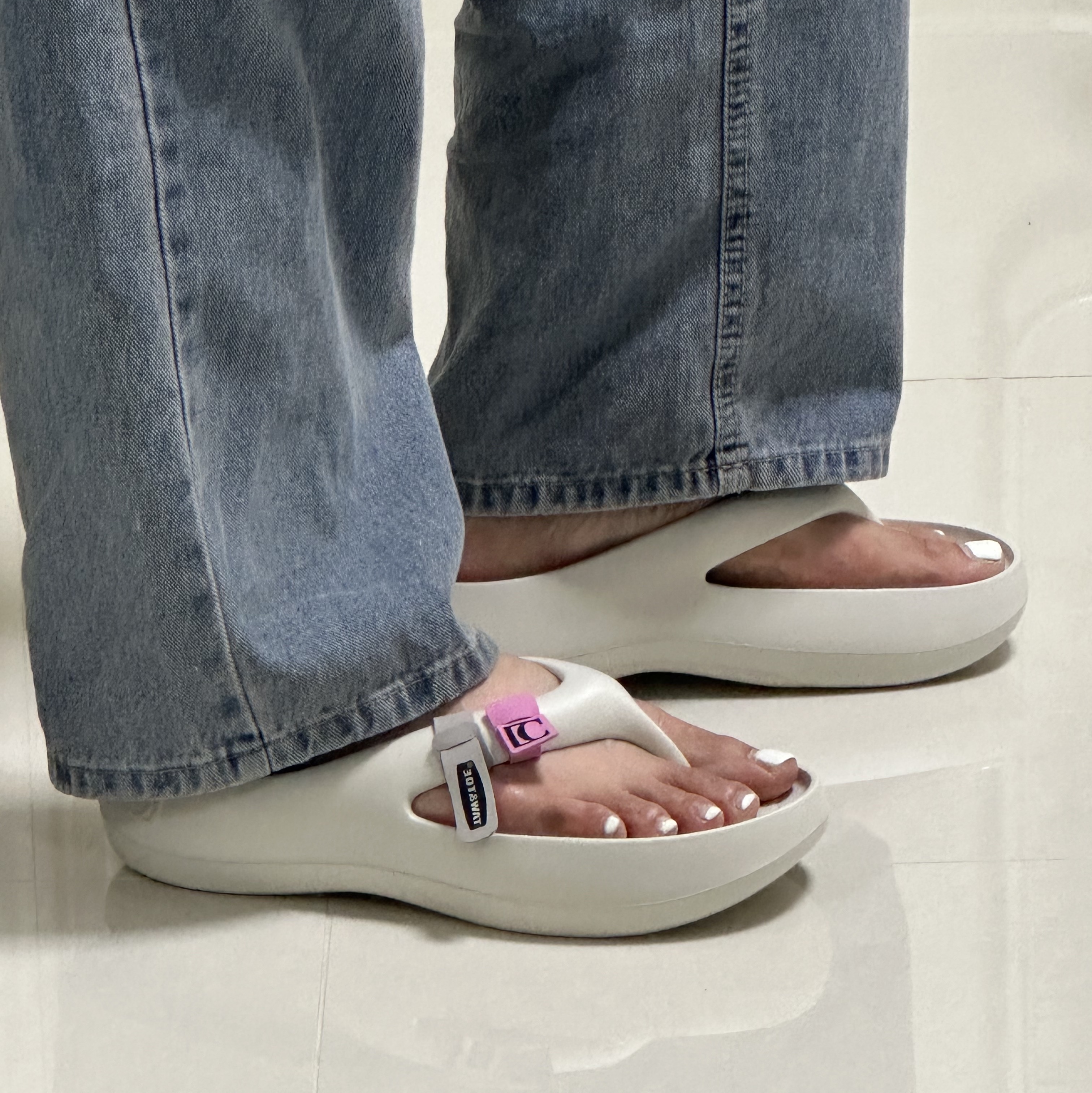 Taw&Toe x Low Classic Platform Flip Flop Cream 착용 스타일 - 2