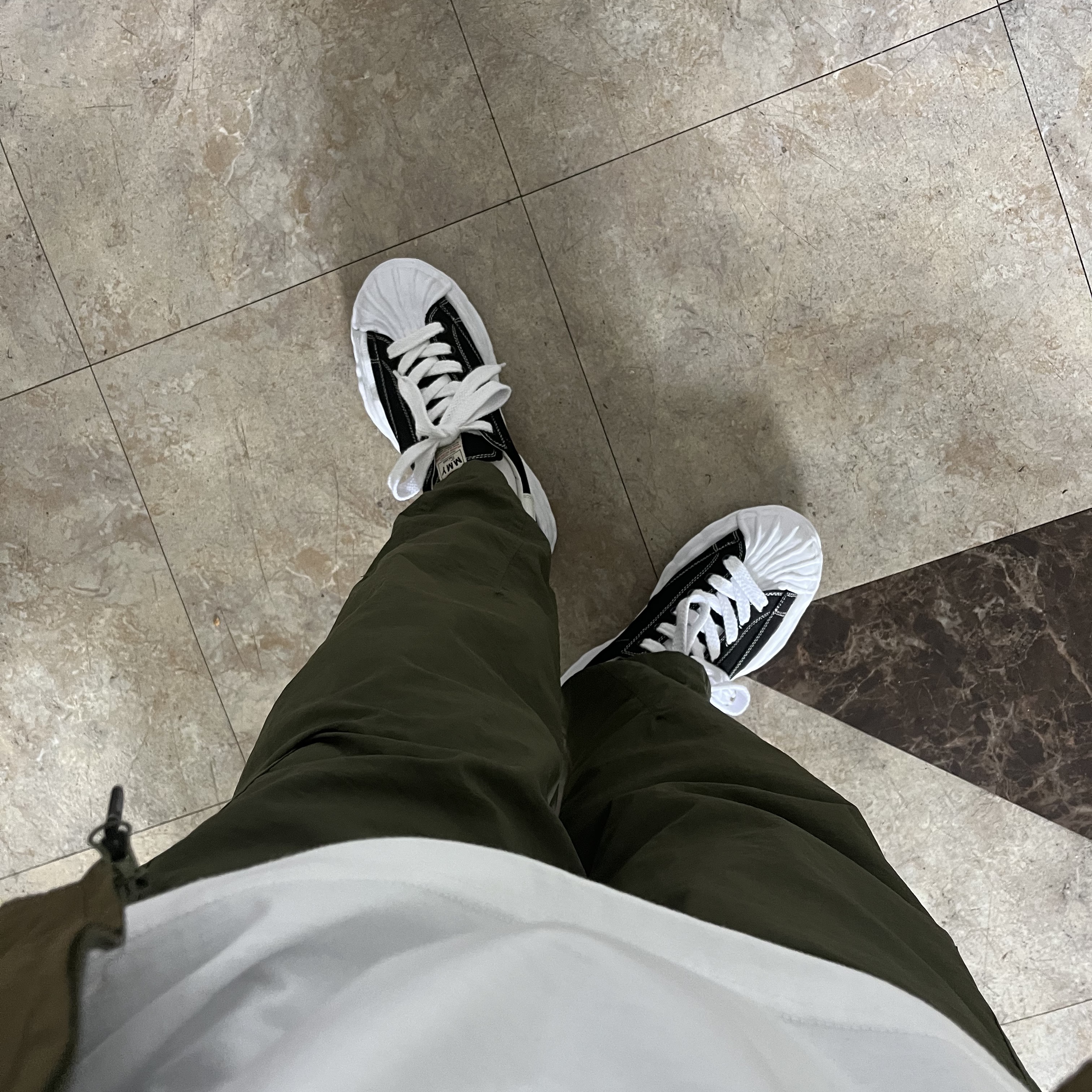 Maison Mihara Yasuhiro Blakey OG Sole Canvas Low-top Sneakers Black White 착용 스타일 - 1