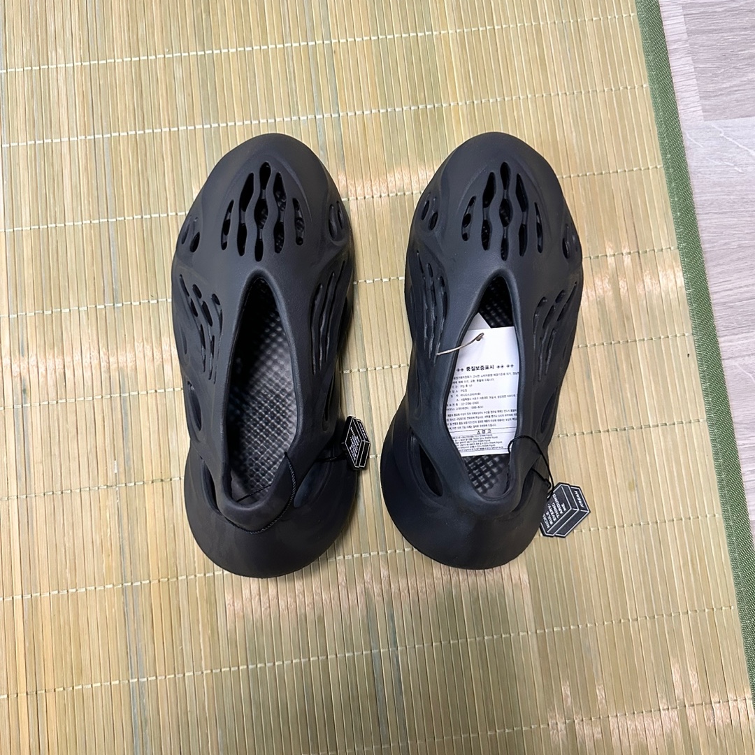Adidas Yeezy Foam RNNR Onyx 착용 스타일 - 1