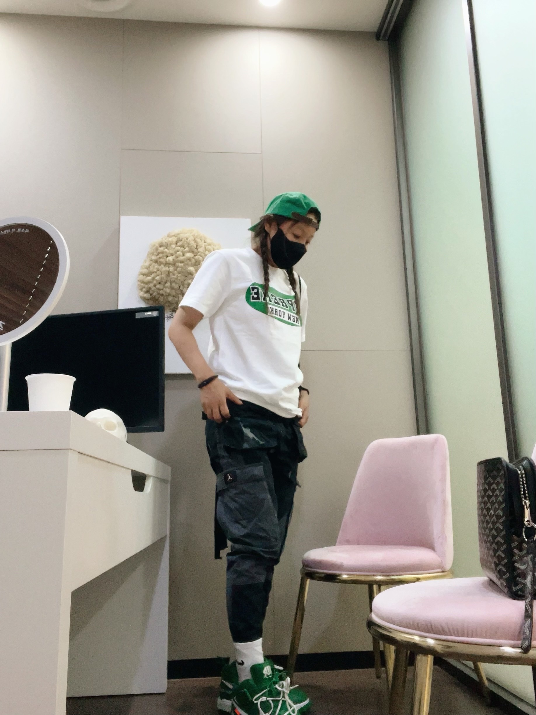 Supreme Washed Chino Twill Camp Cap Green - 22FW, Supreme New York T-Shirt White - 23SS 착용 스타일