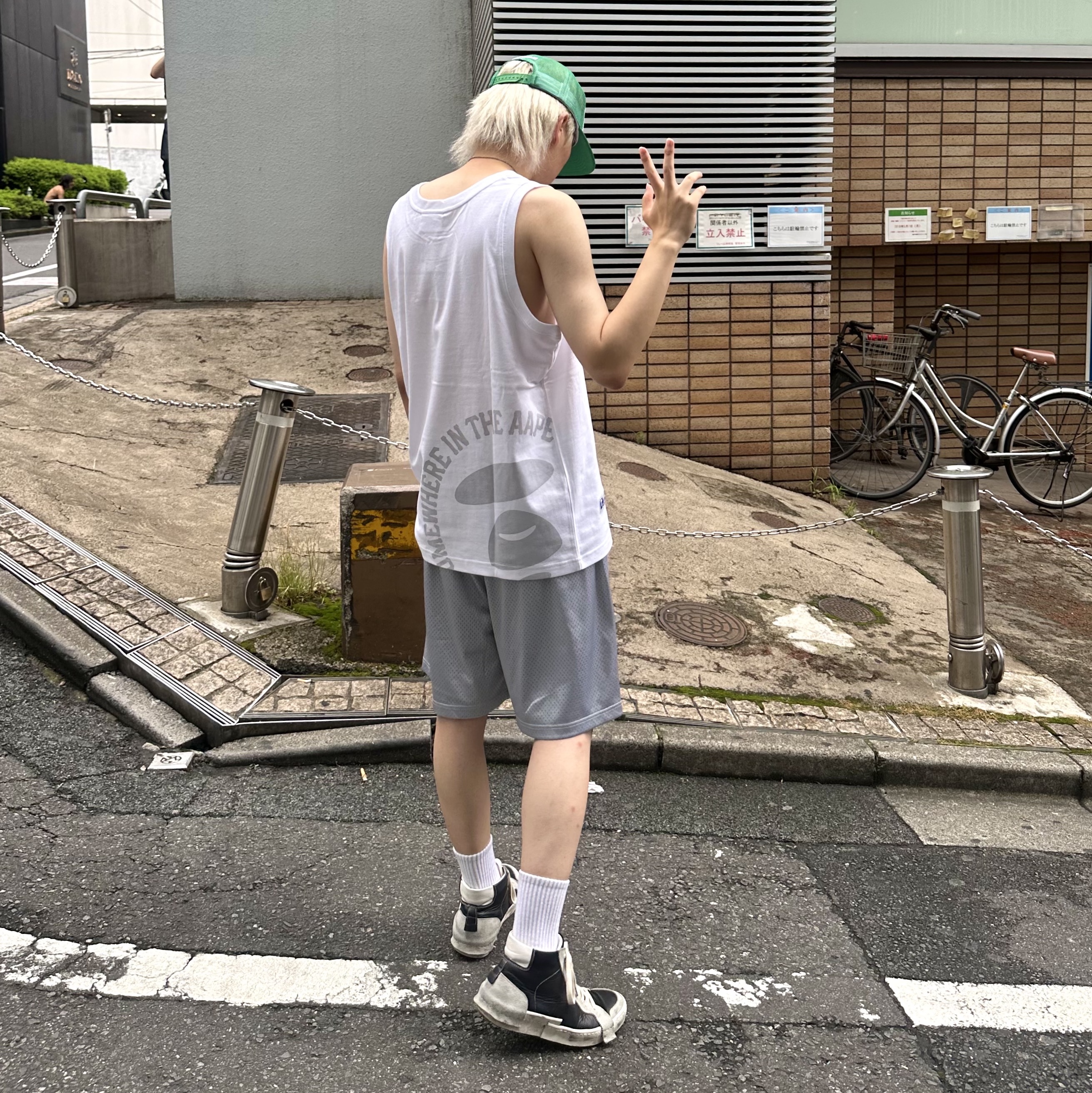 Supreme Slap Shot Mesh Shorts Grey - 23SS, Supreme Name Plate Mesh Back 5-Panel Green - 23SS 착용 스타일 - 1