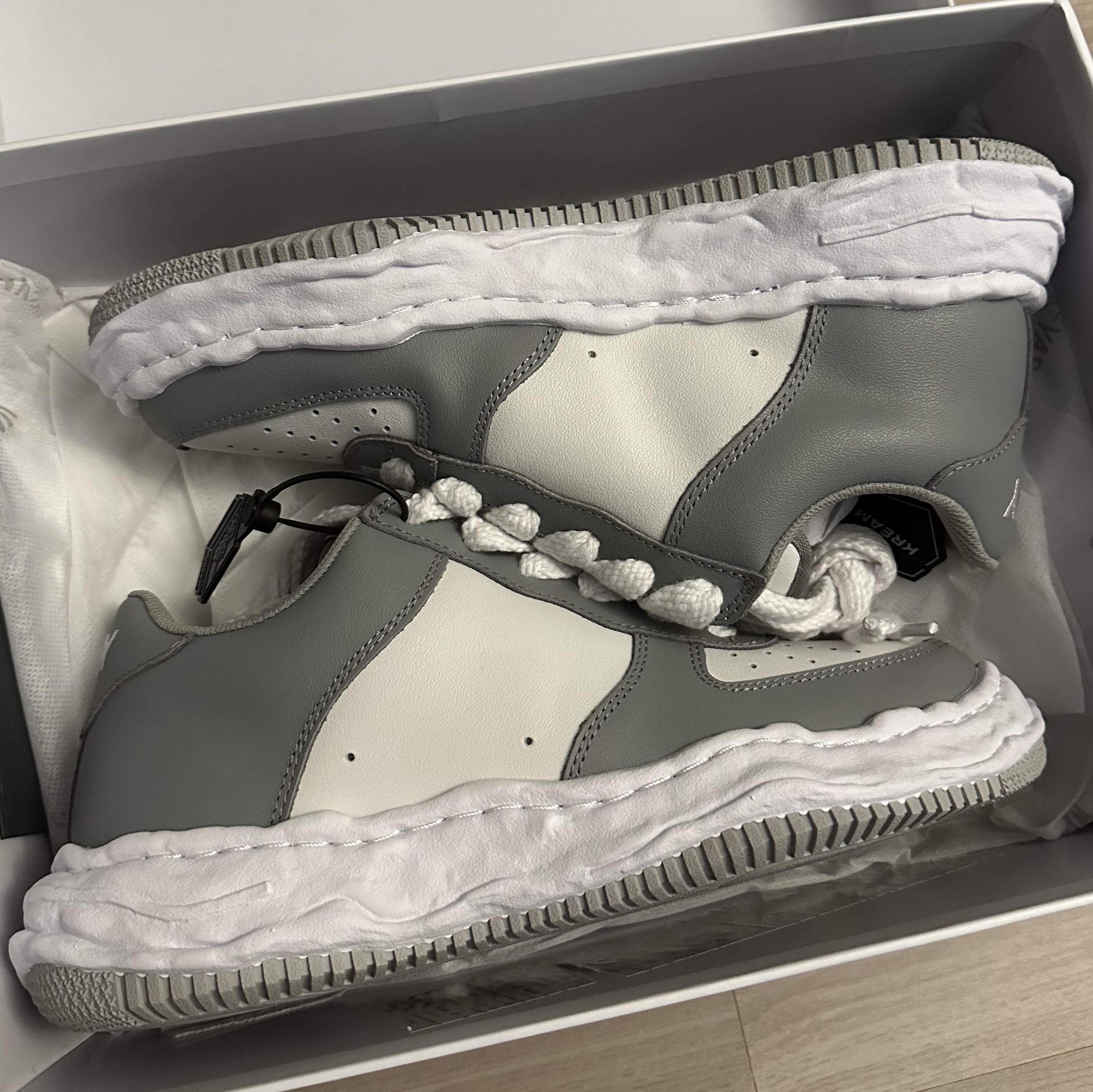 Maison Mihara Yasuhiro Wayne OG Sole Leather Low-top Sneakers Gray White 착용 스타일