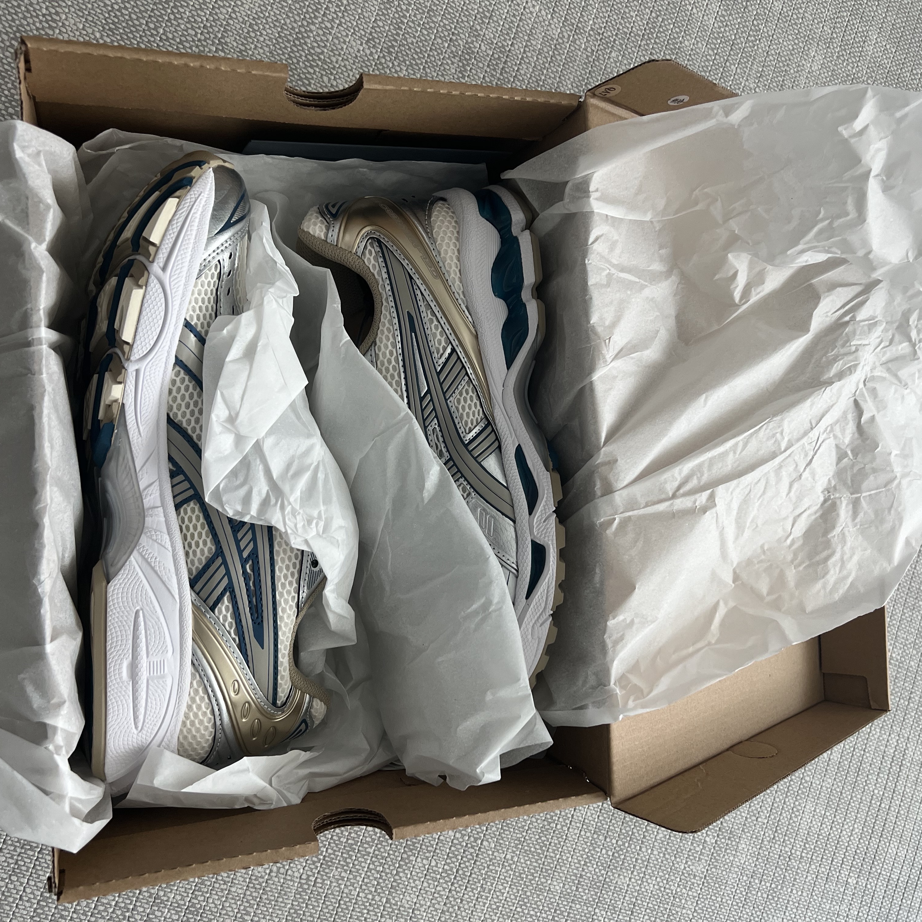 Asics Gel-Kayano 14 Cream Pure Silver 착용 스타일 - 4