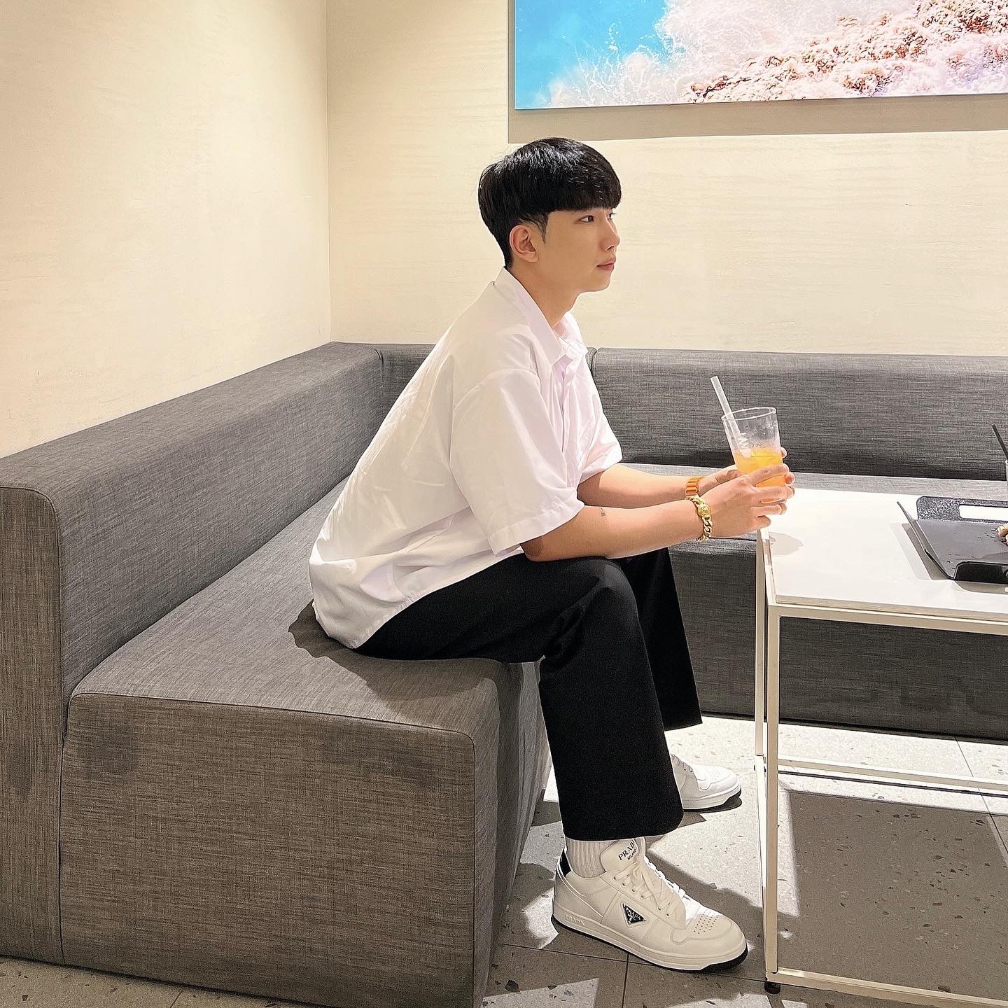 Prada Downtown Leather Sneakers White Black 착용 스타일 - 1