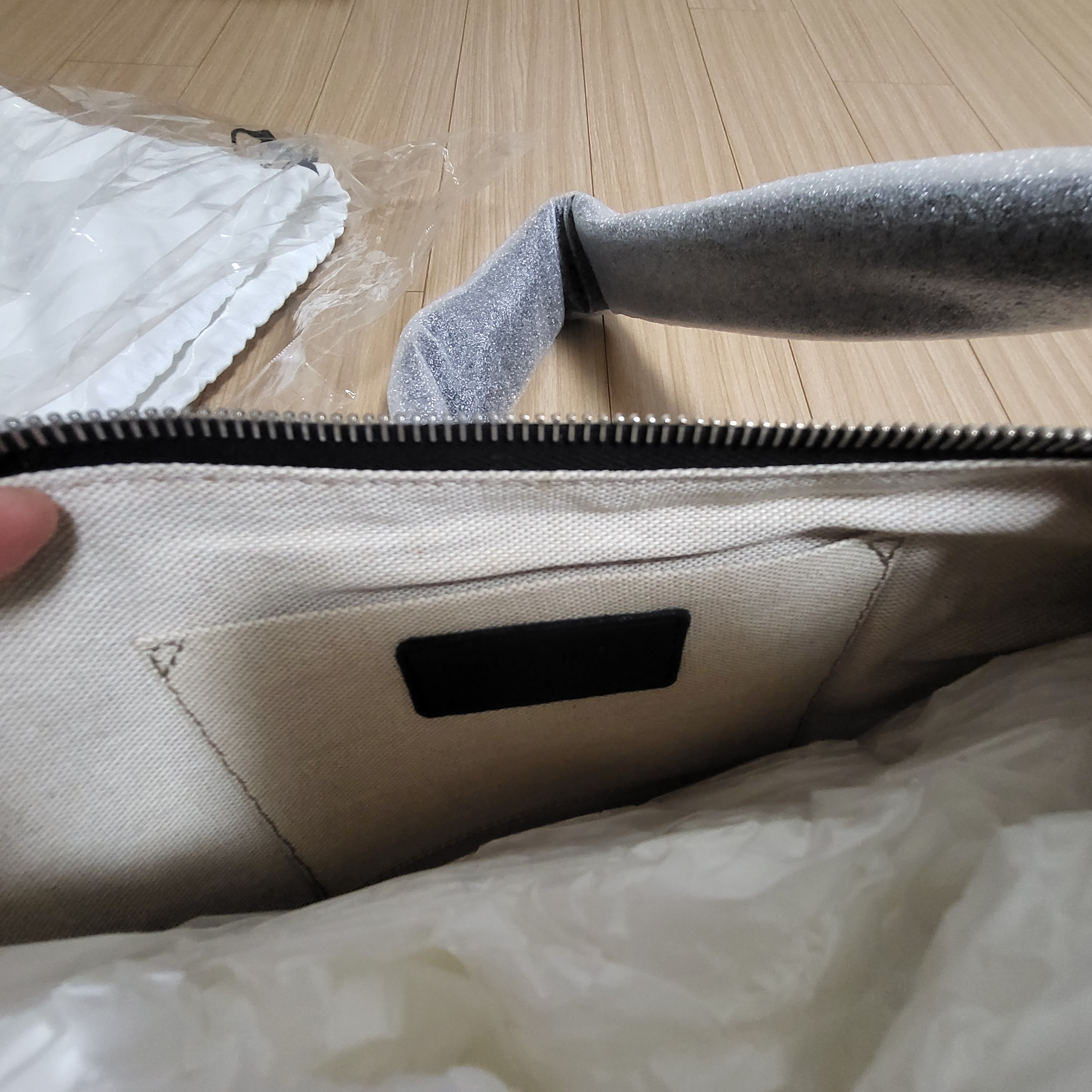 Lemaire Small Croissant Bag Soft Nappa Leather Black 착용 스타일