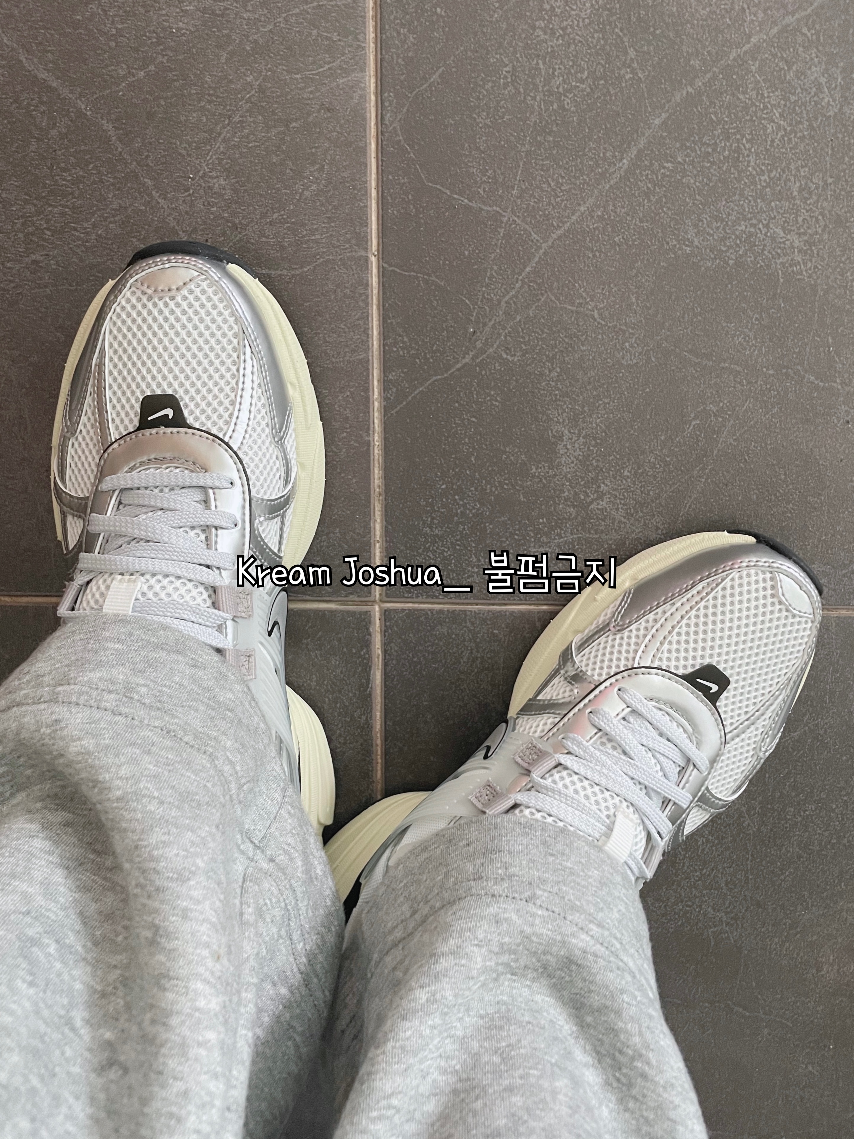 Nike V2K Run Summit White Metallic Silver 착용 스타일 - 3