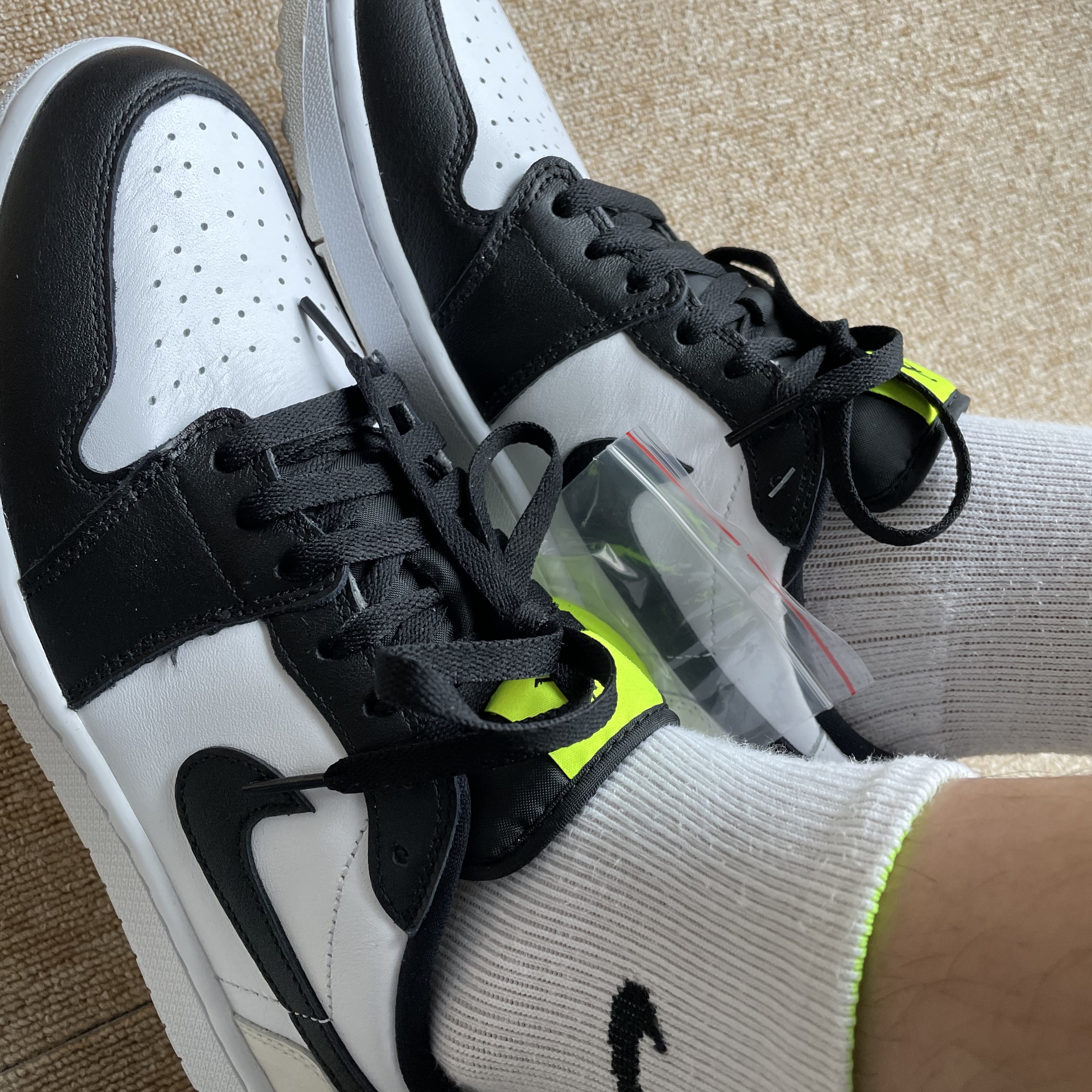 Jordan 1 Low Golf Black White and Volt 착용 스타일 - 1
