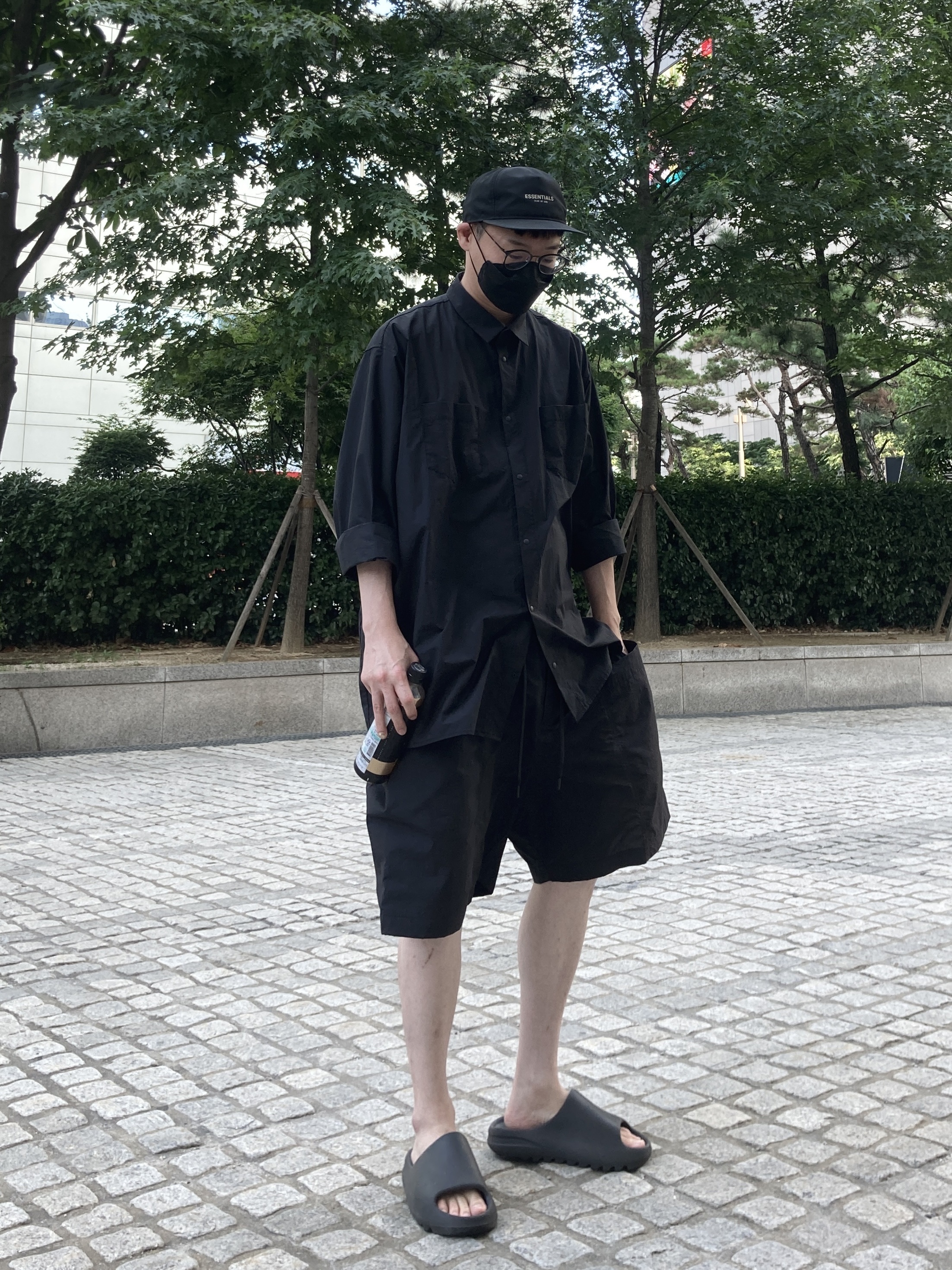 Adidas Yeezy Slide Onyx, Essentials x New Era Retro Crown Strapback Black 착용 스타일 - 2