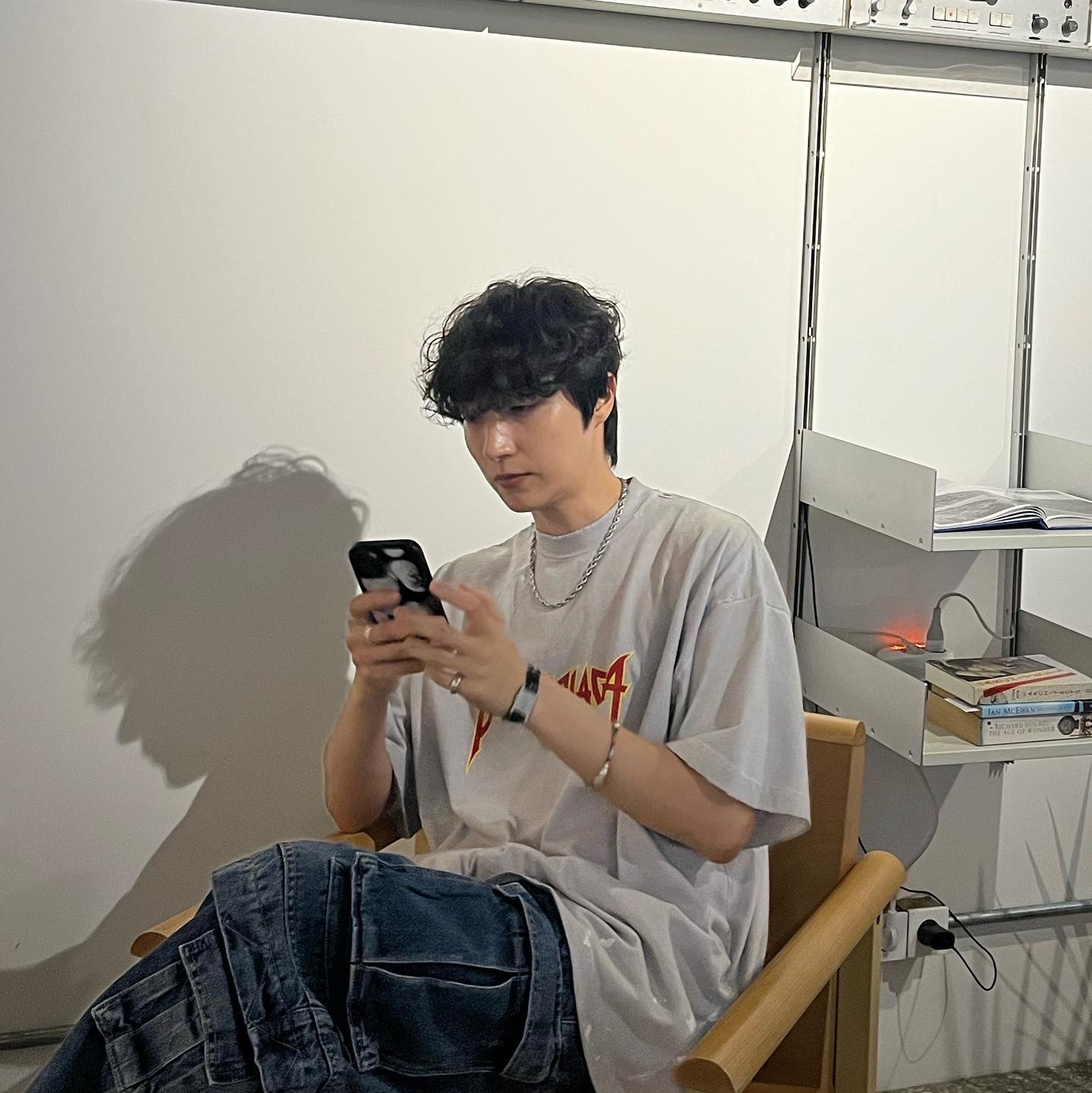 Balenciaga Metal Oversized Fit T-Shirt White Vintage, Bottega Veneta Rubber Flash Clog Kiwi 착용 스타일 - 3