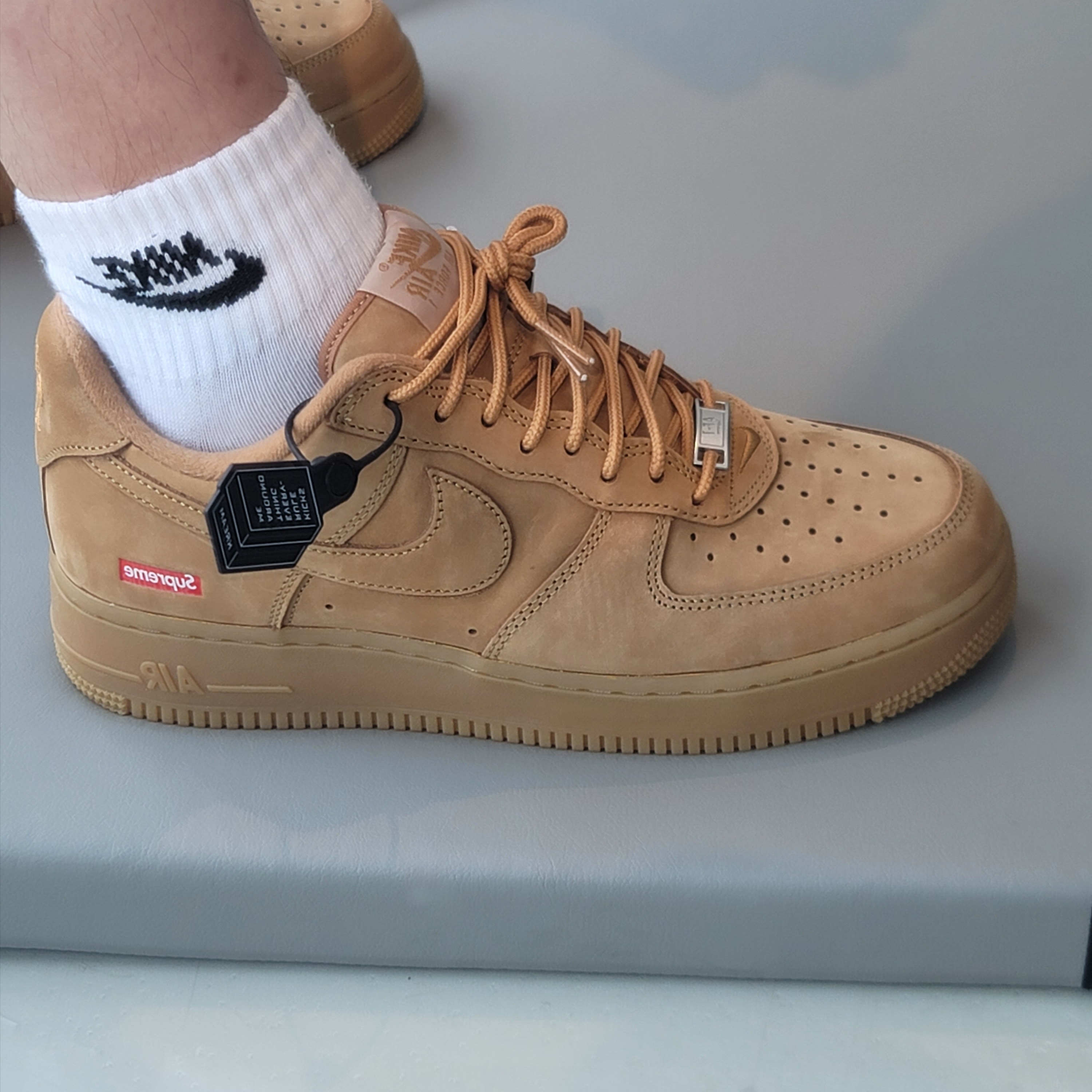 Nike x Supreme Air Force 1 Low Flax 착용 스타일 - 2