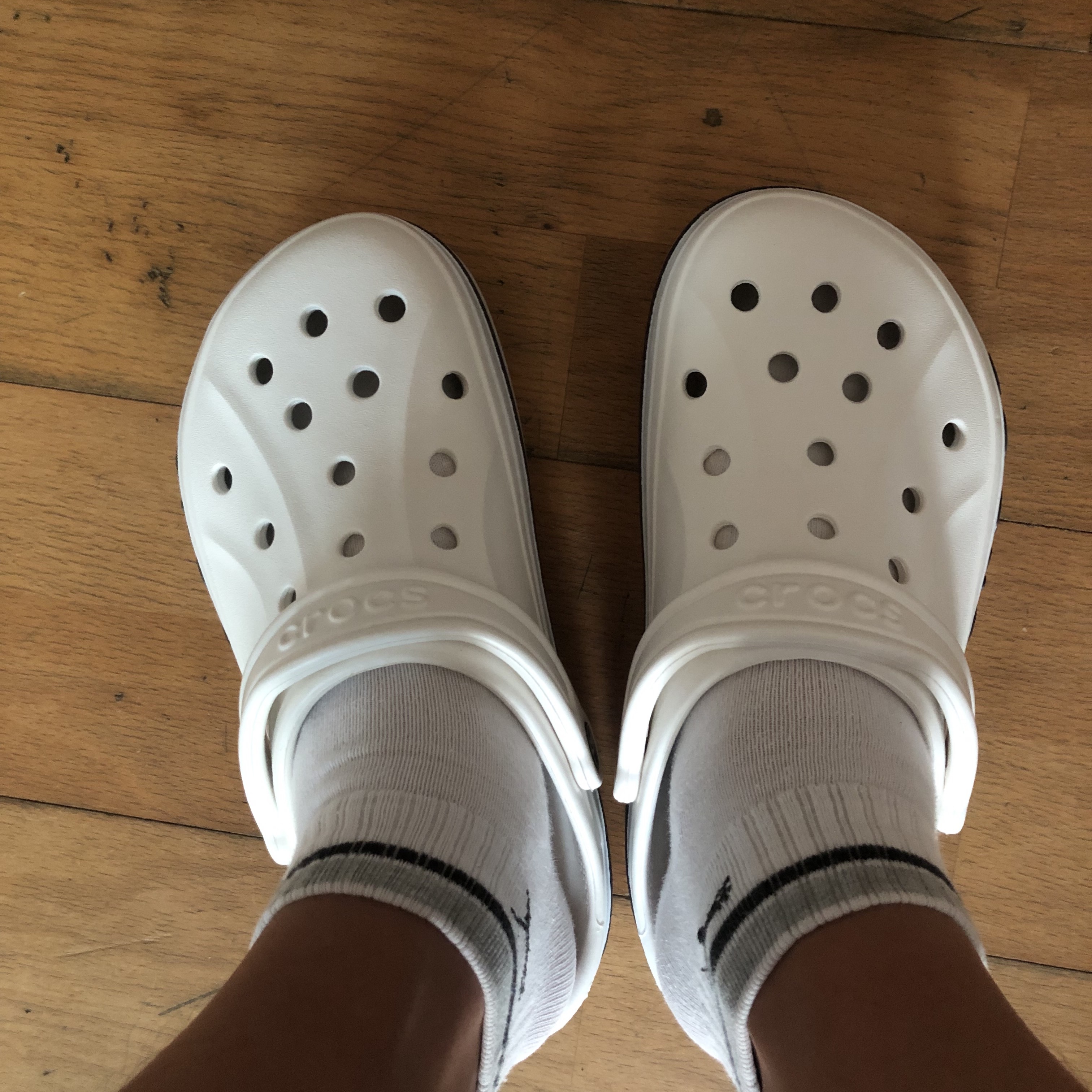 Crocs Bayaband Clog White Navy 착용 스타일 - 1